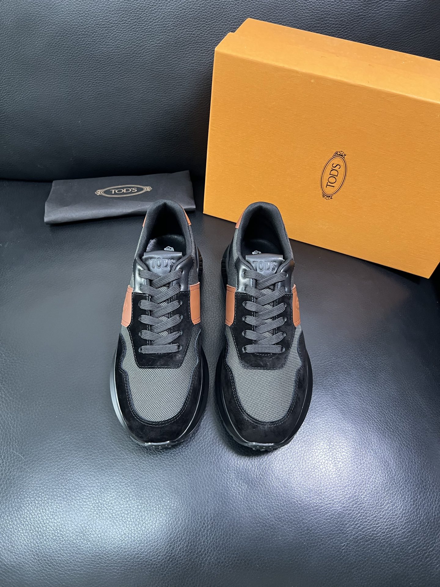 Tods 顶级代购 托德斯 专柜新款，原厂配置意大利进口牛皮搭配网布面料，高品质复杂拼接工艺，经典的外观