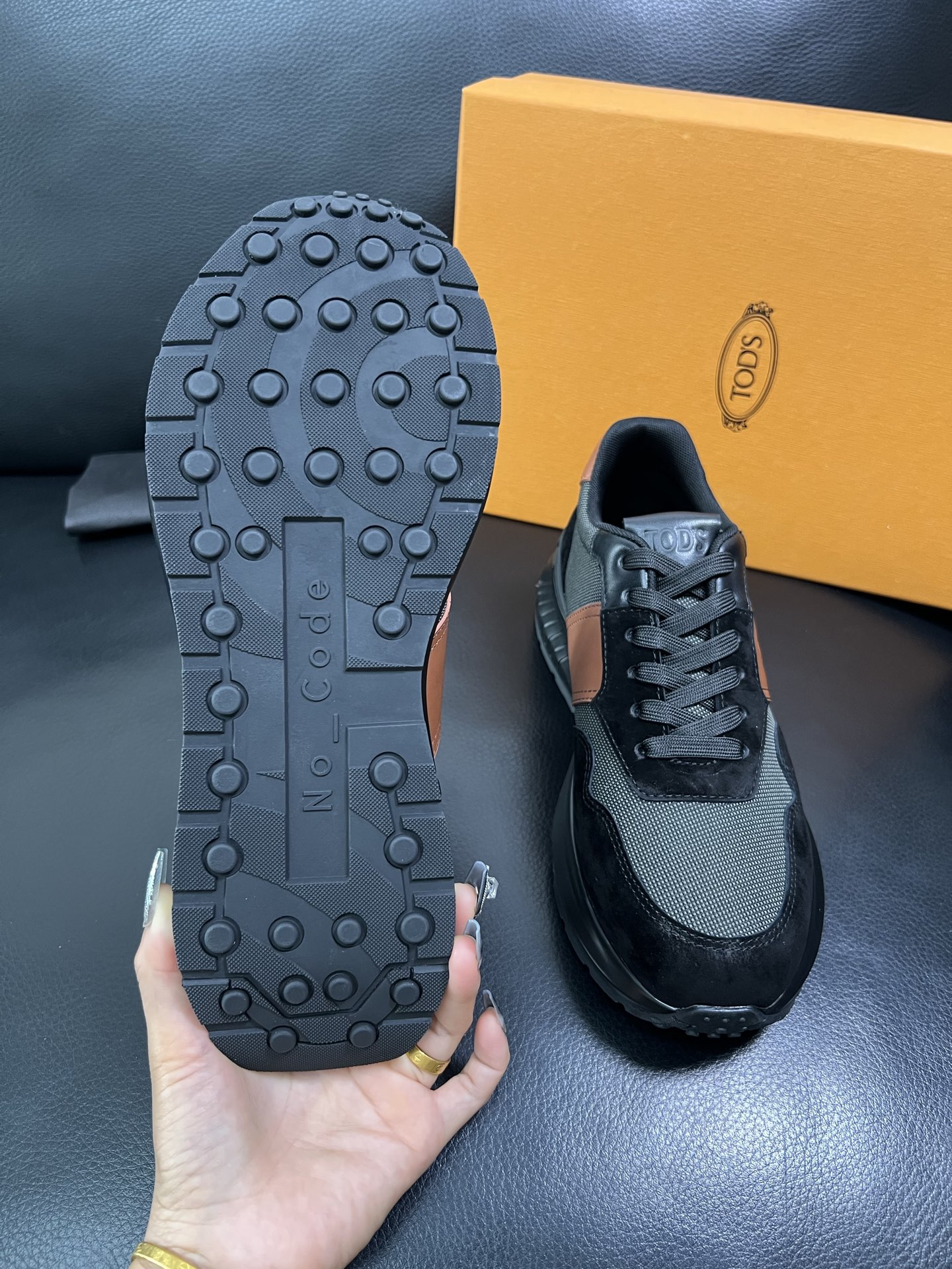 Tods 顶级代购 托德斯 专柜新款，原厂配置意大利进口牛皮搭配网布面料，高品质复杂拼接工艺，经典的外观