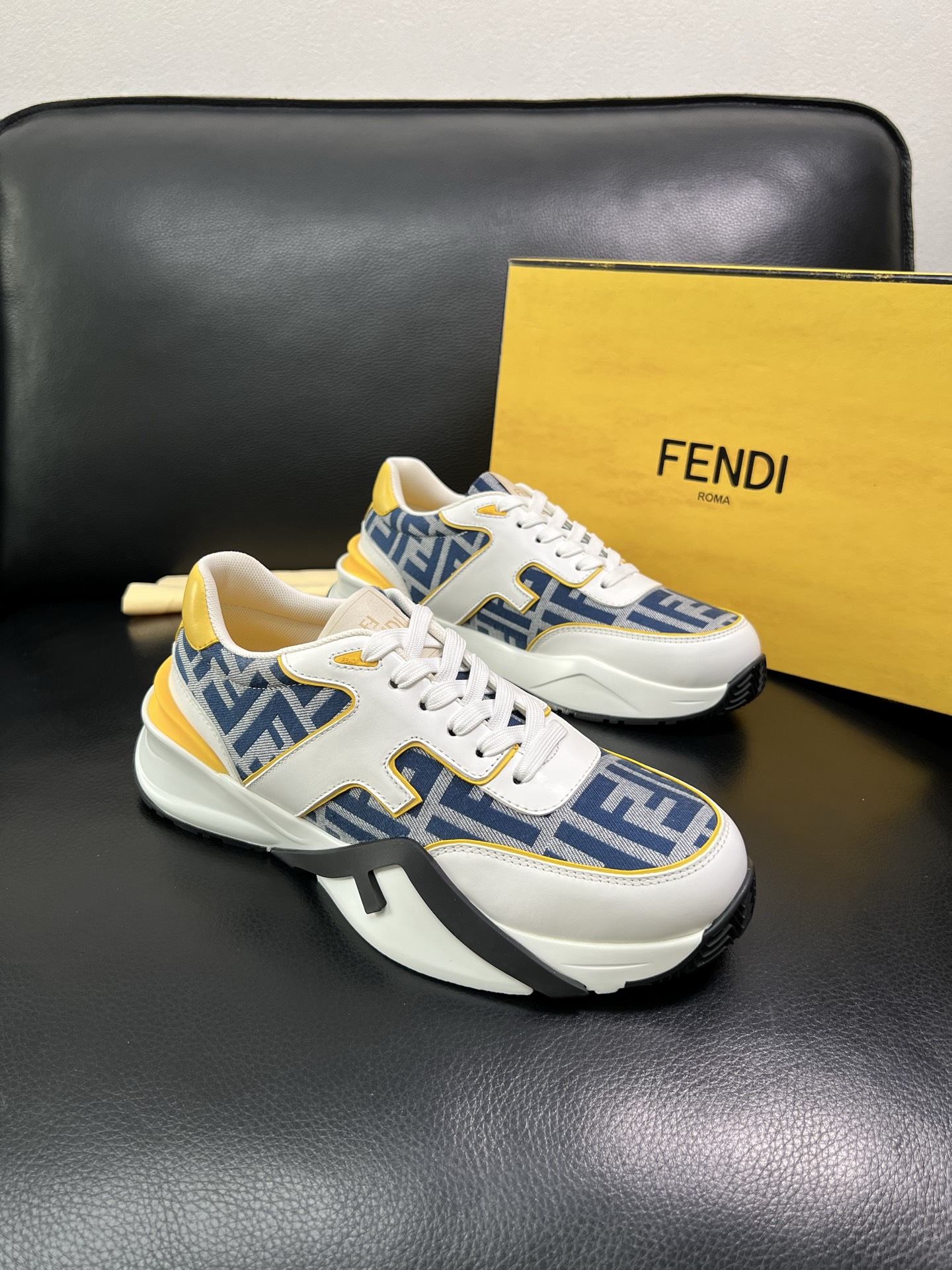 FENDI 顶级代购 芬迪 专柜同步原厂配置，意大利进口原版面料，透气舒适牛皮内里垫，鞋底：原厂特供原版