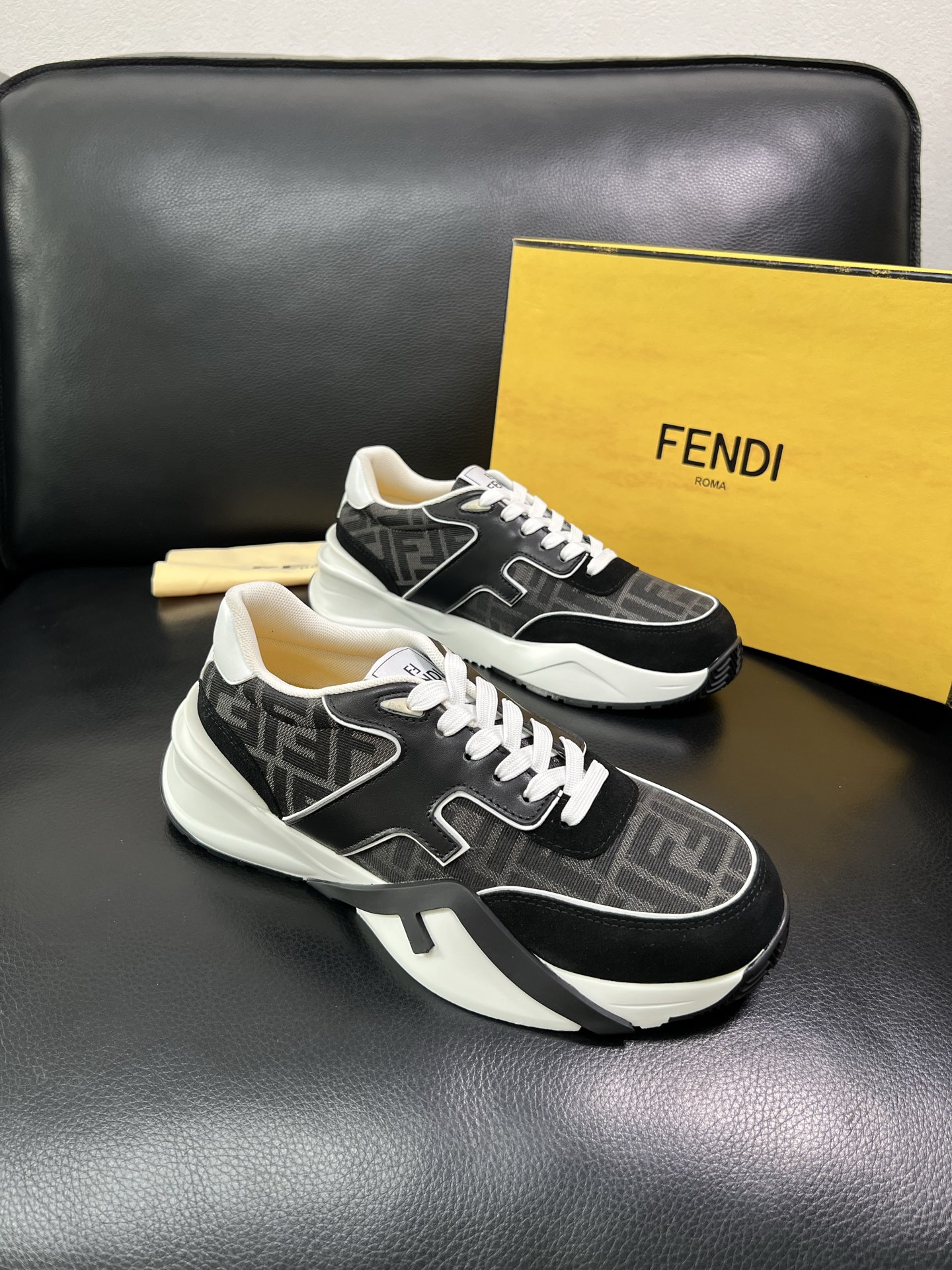 FENDI 顶级代购 芬迪 专柜同步原厂配置，意大利进口原版面料，透气舒适牛皮内里垫，鞋底：原厂特供原版