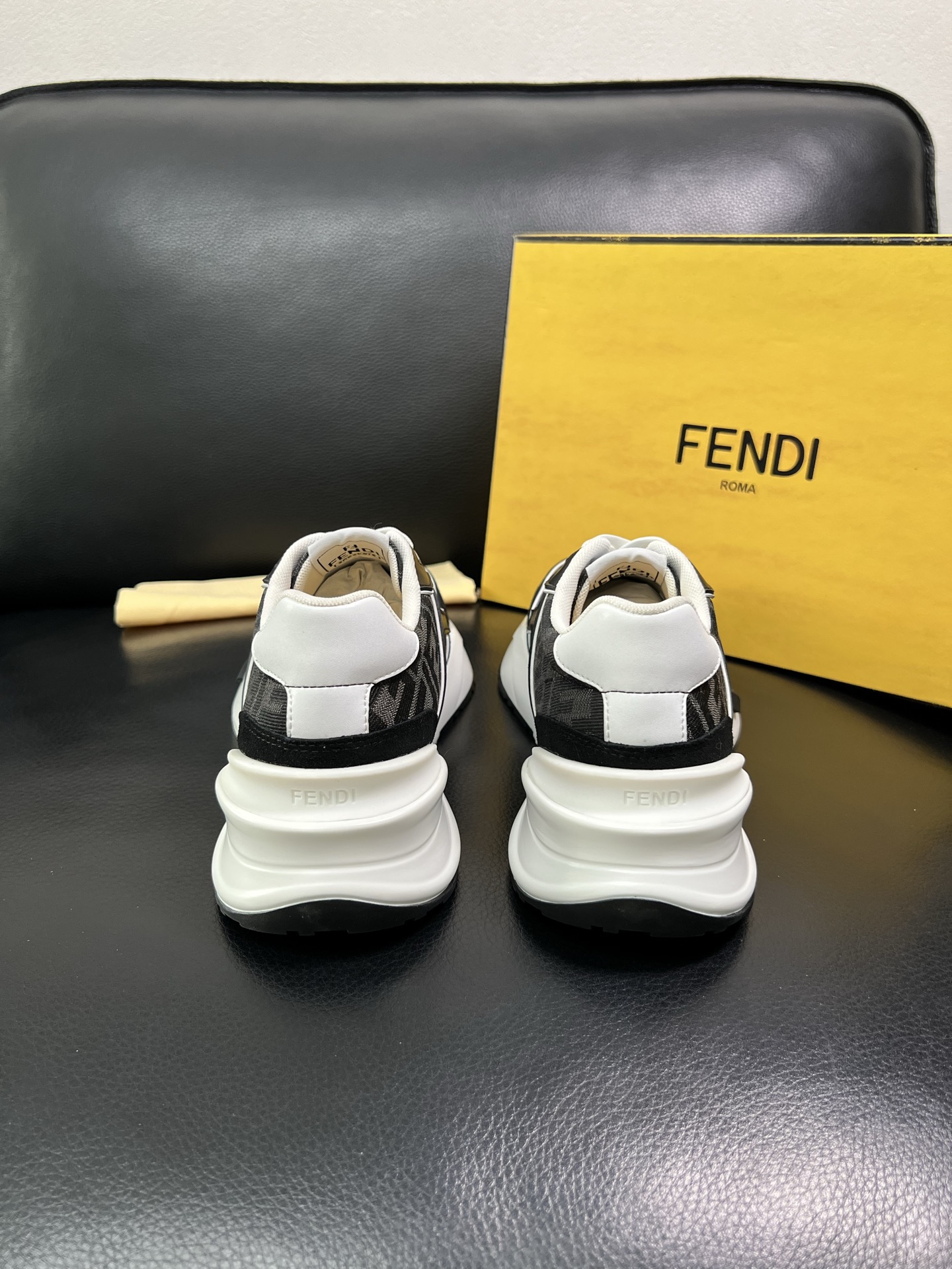 FENDI 顶级代购 芬迪 专柜同步原厂配置，意大利进口原版面料，透气舒适牛皮内里垫，鞋底：原厂特供原版