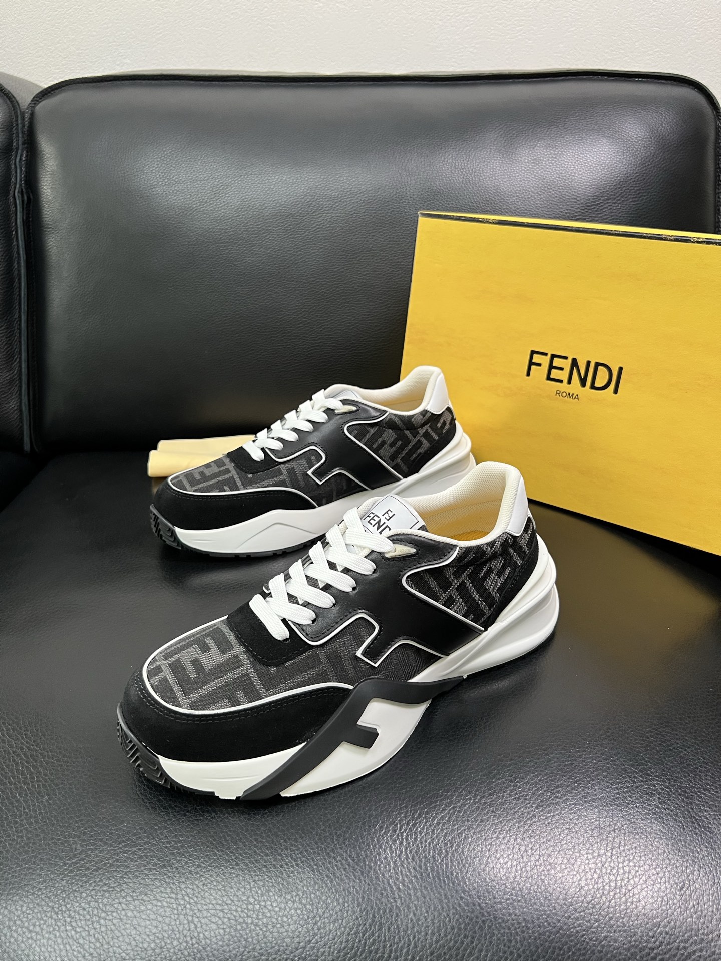 FENDI 顶级代购 芬迪 专柜同步原厂配置，意大利进口原版面料，透气舒适牛皮内里垫，鞋底：原厂特供原版
