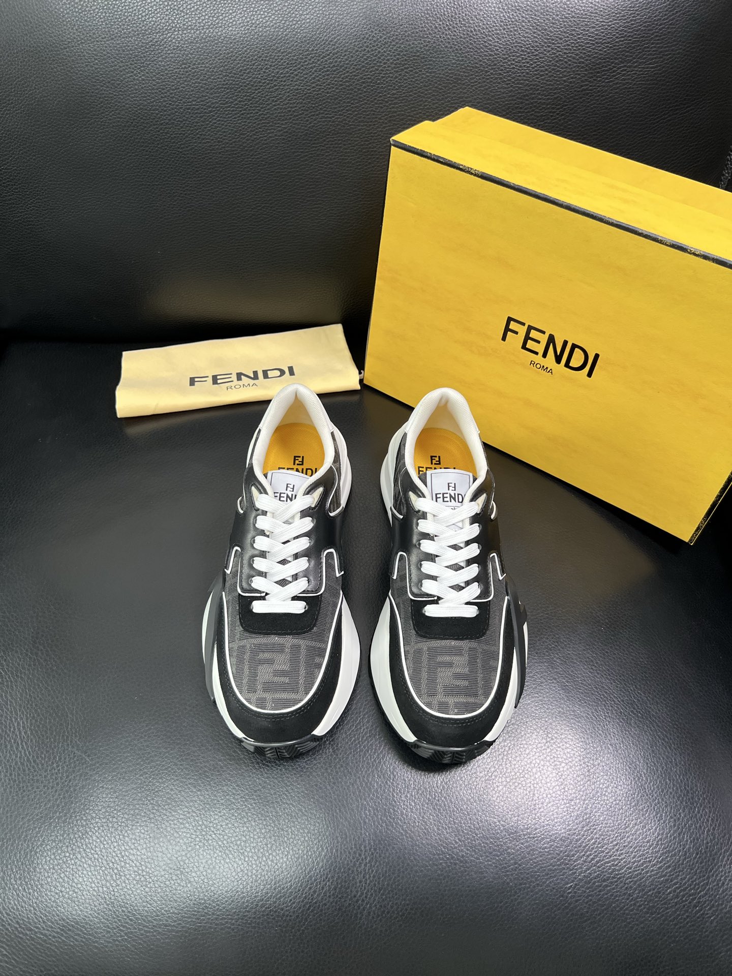 FENDI 顶级代购 芬迪 专柜同步原厂配置，意大利进口原版面料，透气舒适牛皮内里垫，鞋底：原厂特供原版