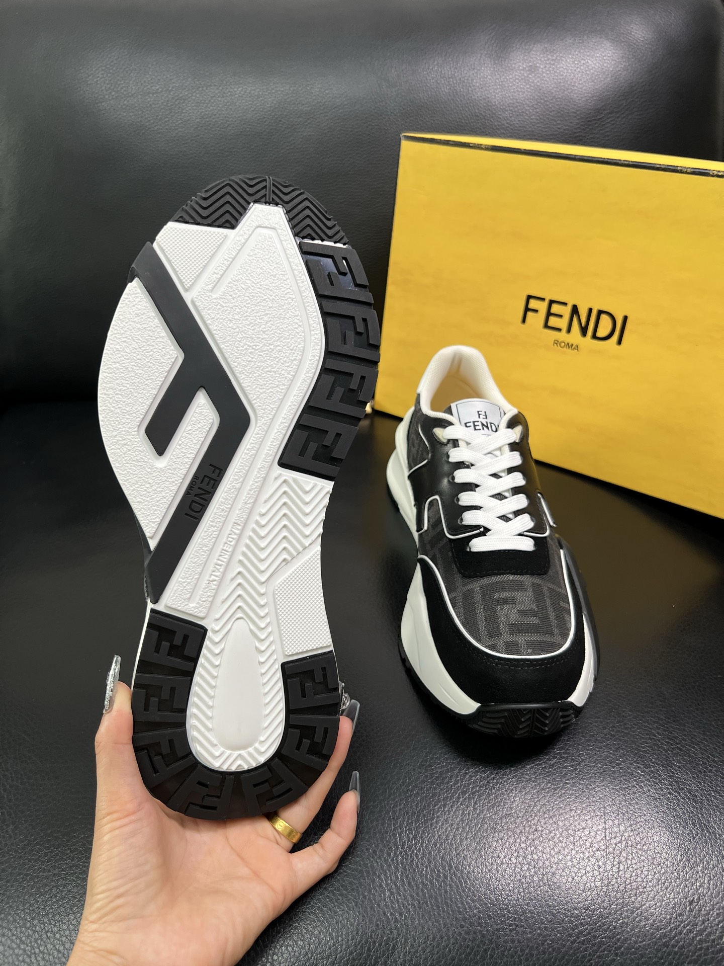 FENDI 顶级代购 芬迪 专柜同步原厂配置，意大利进口原版面料，透气舒适牛皮内里垫，鞋底：原厂特供原版