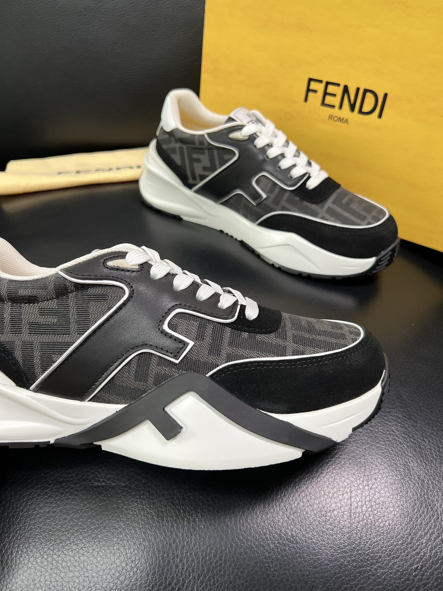 FENDI 顶级代购 芬迪 专柜同步原厂配置，意大利进口原版面料，透气舒适牛皮内里垫，鞋底：原厂特供原版