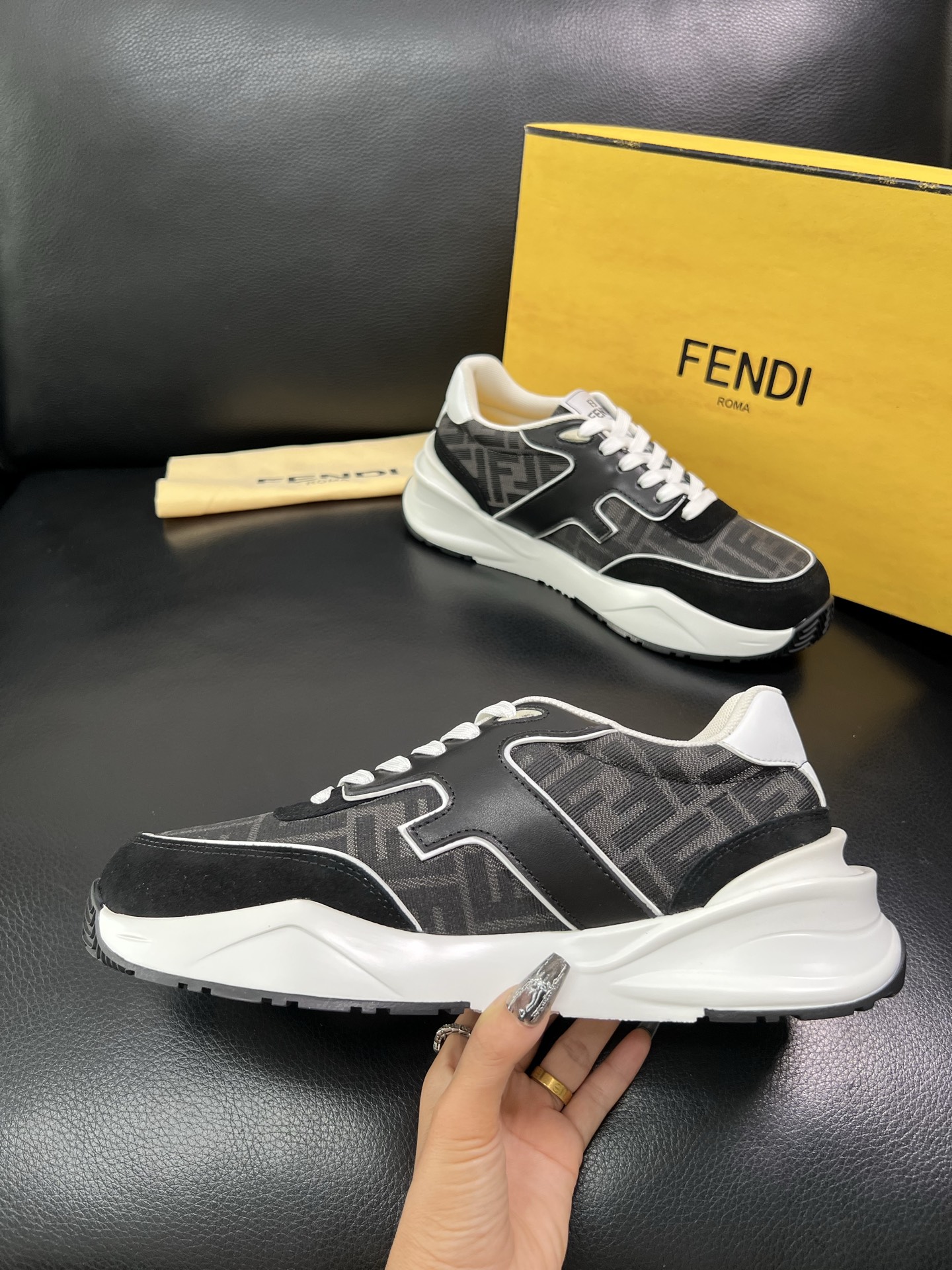FENDI 顶级代购 芬迪 专柜同步原厂配置，意大利进口原版面料，透气舒适牛皮内里垫，鞋底：原厂特供原版