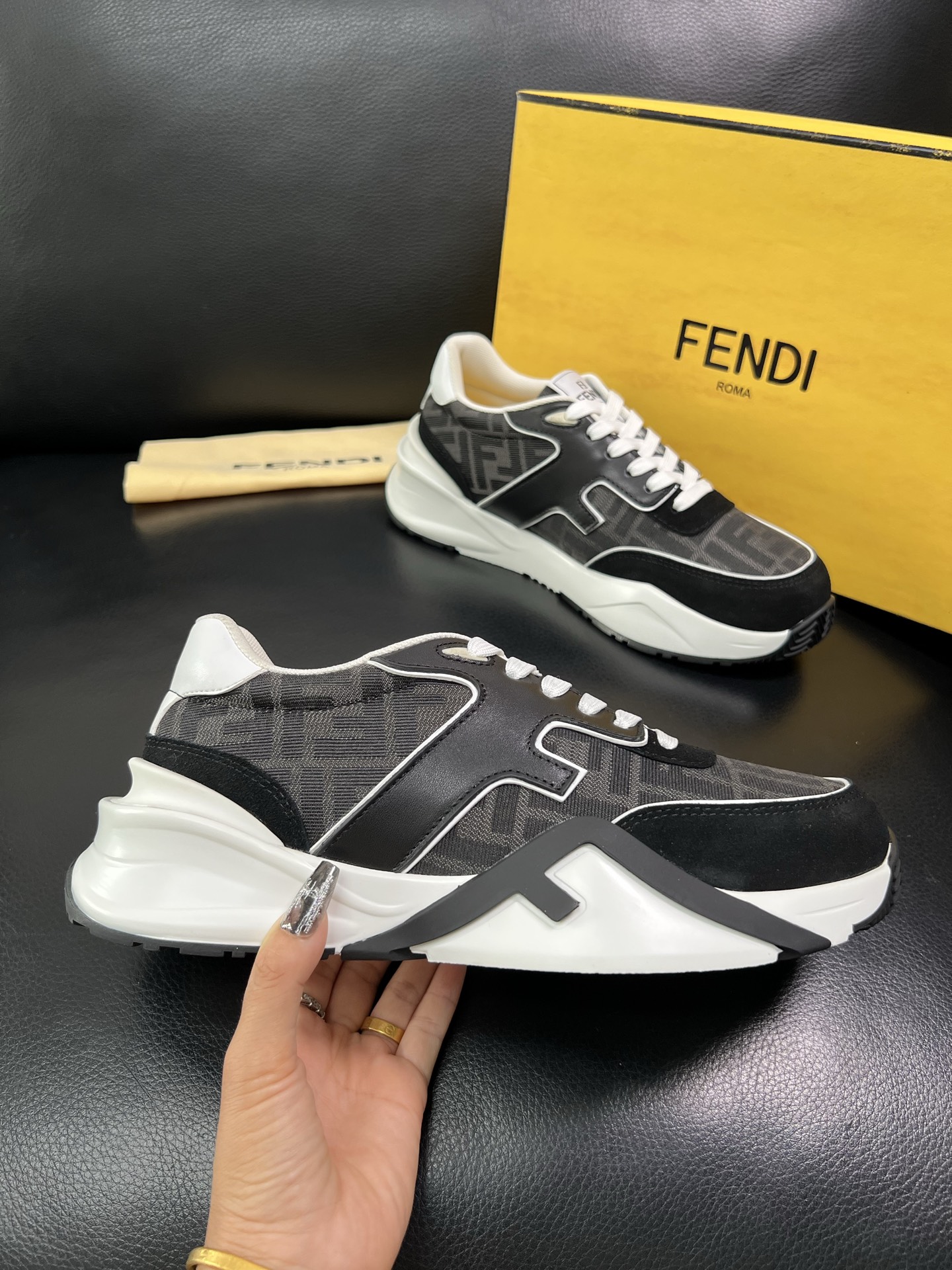 FENDI 顶级代购 芬迪 专柜同步原厂配置，意大利进口原版面料，透气舒适牛皮内里垫，鞋底：原厂特供原版
