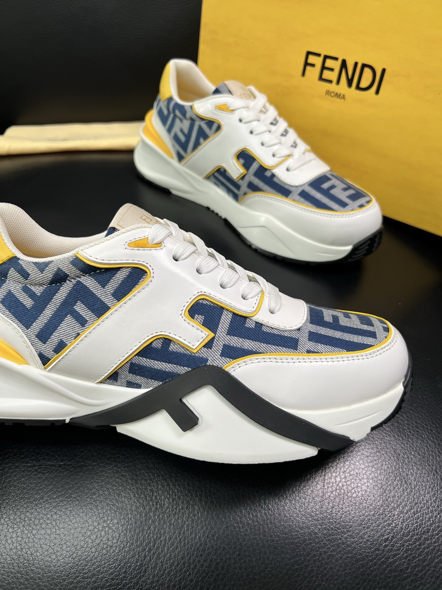 FENDI 顶级代购 芬迪 专柜同步原厂配置，意大利进口原版面料，透气舒适牛皮内里垫，鞋底：原厂特供原版