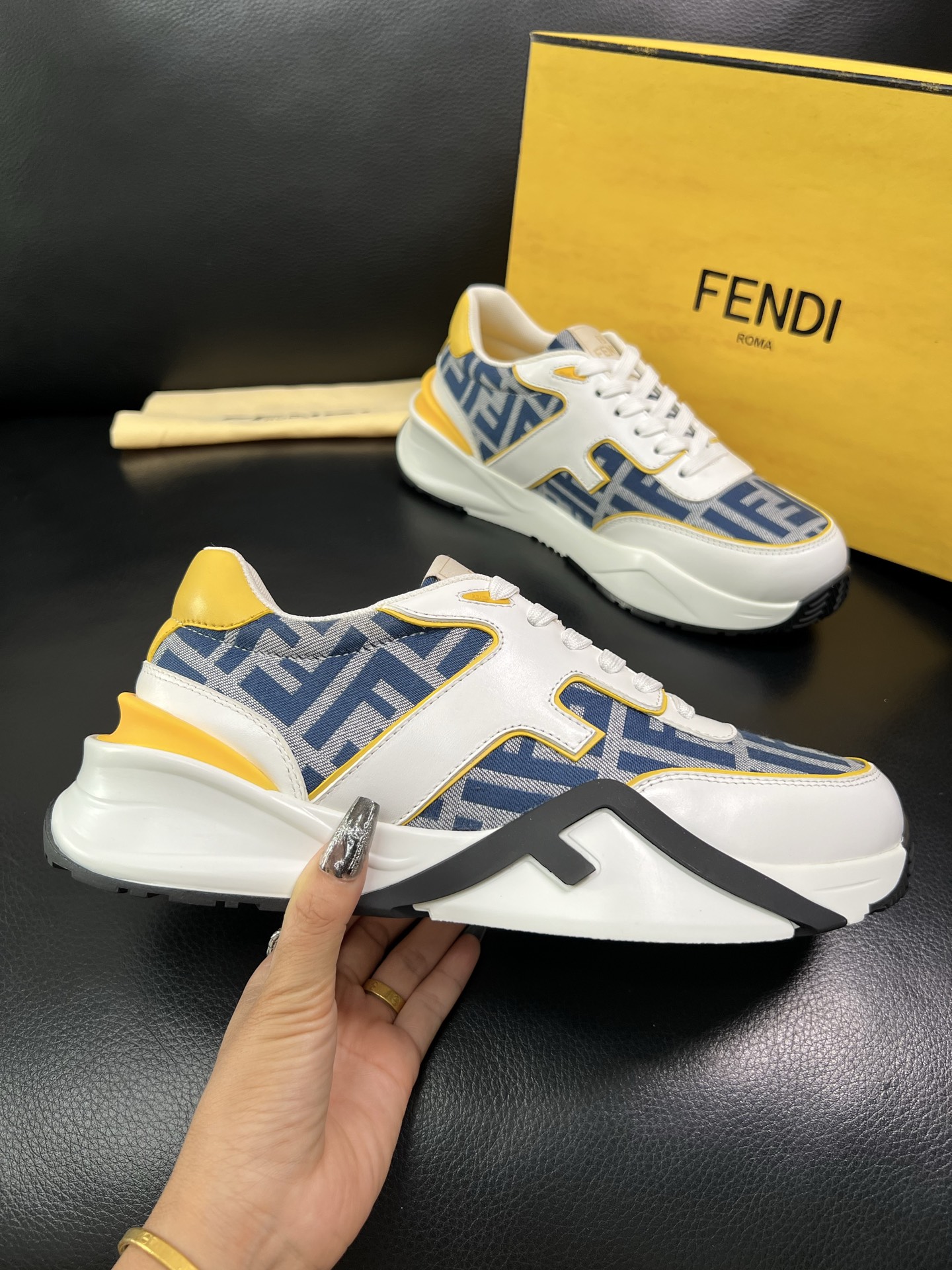 FENDI 顶级代购 芬迪 专柜同步原厂配置，意大利进口原版面料，透气舒适牛皮内里垫，鞋底：原厂特供原版