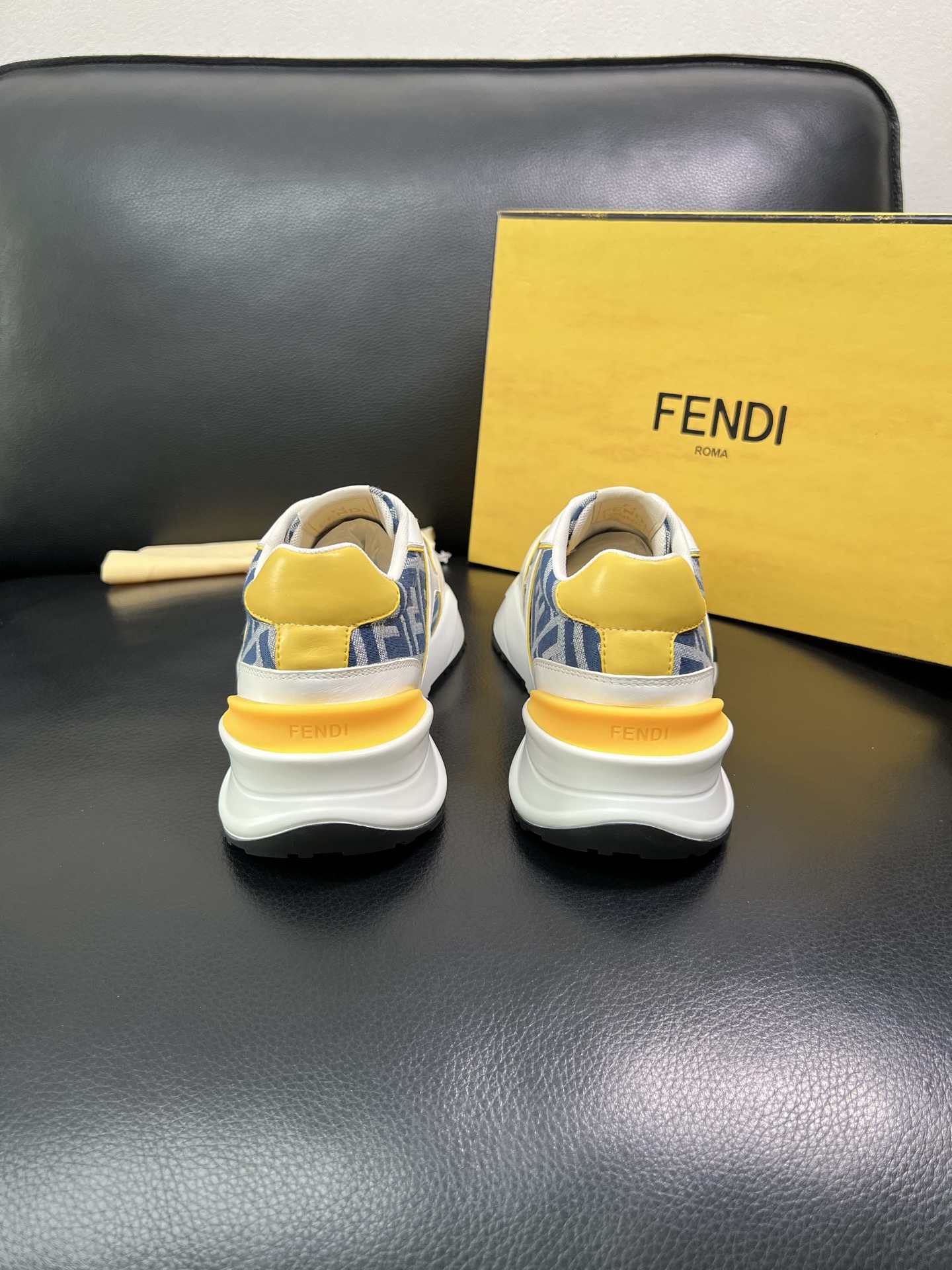 FENDI 顶级代购 芬迪 专柜同步原厂配置，意大利进口原版面料，透气舒适牛皮内里垫，鞋底：原厂特供原版
