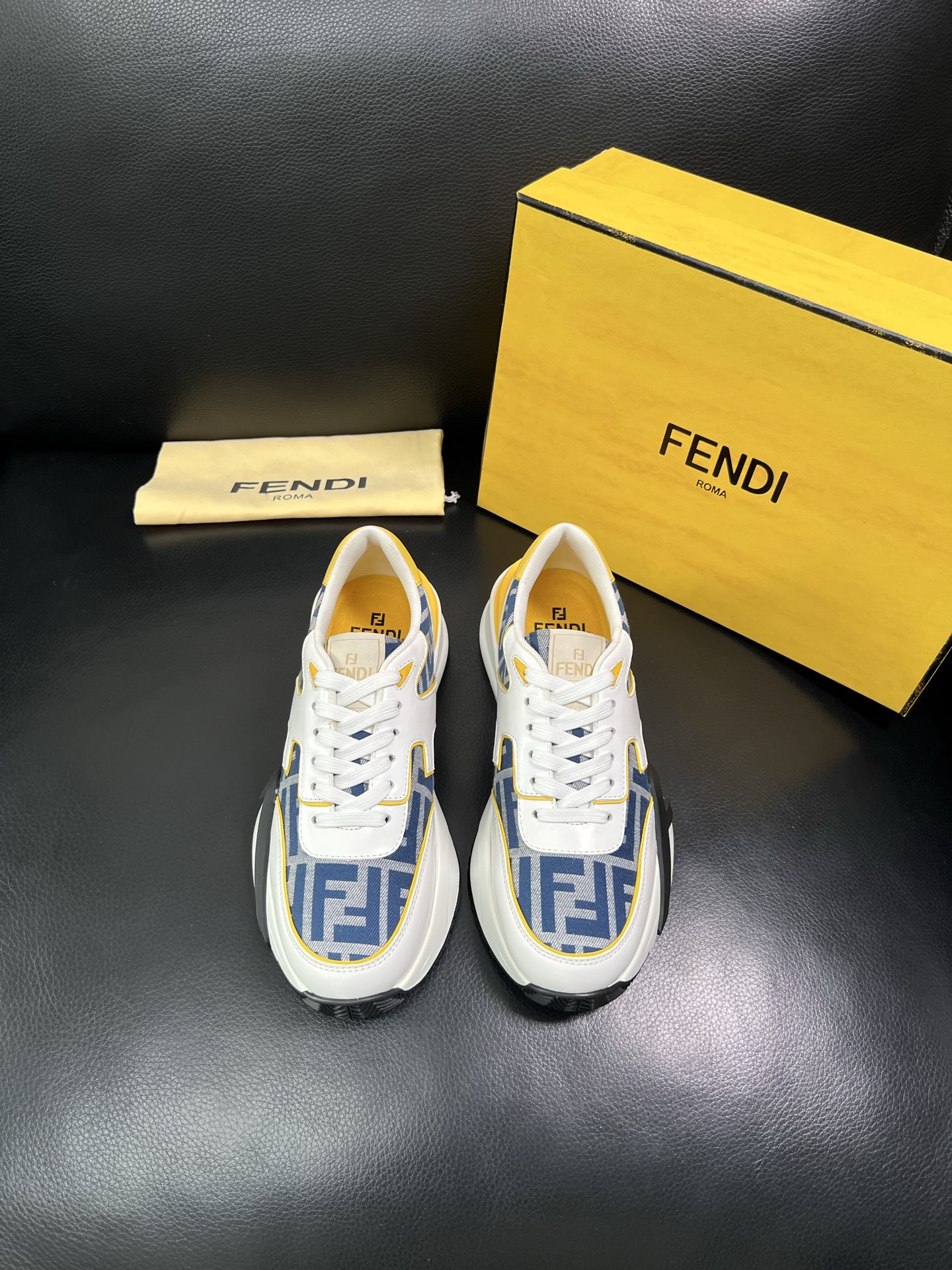 FENDI 顶级代购 芬迪 专柜同步原厂配置，意大利进口原版面料，透气舒适牛皮内里垫，鞋底：原厂特供原版