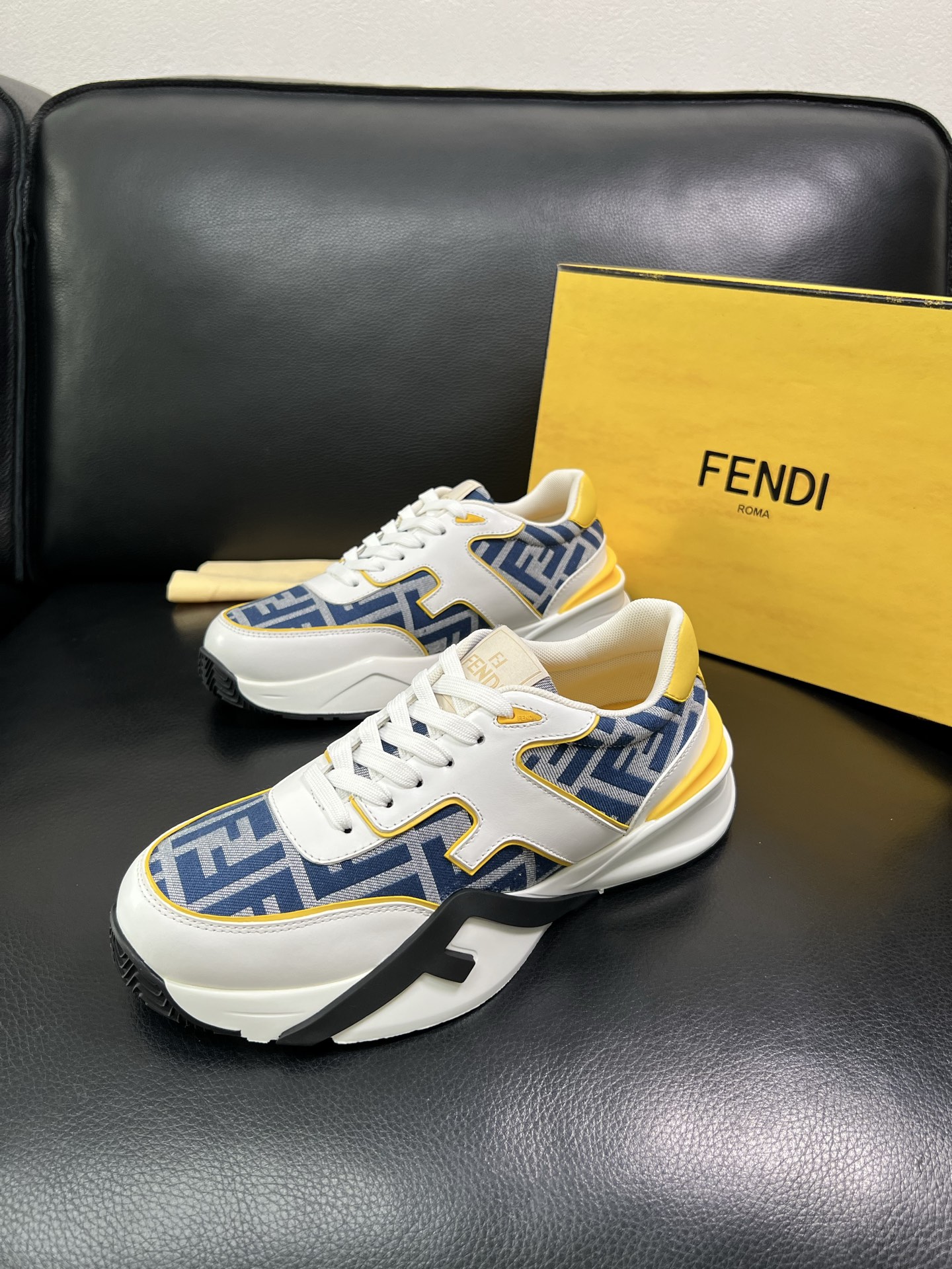 FENDI 顶级代购 芬迪 专柜同步原厂配置，意大利进口原版面料，透气舒适牛皮内里垫，鞋底：原厂特供原版