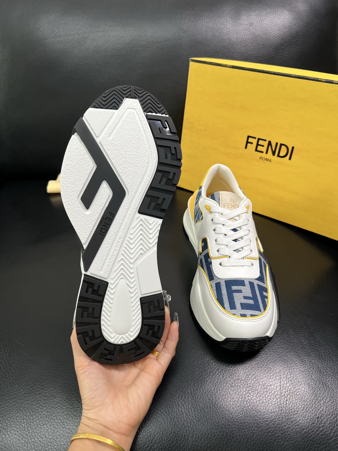 FENDI 顶级代购 芬迪 专柜同步原厂配置，意大利进口原版面料，透气舒适牛皮内里垫，鞋底：原厂特供原版