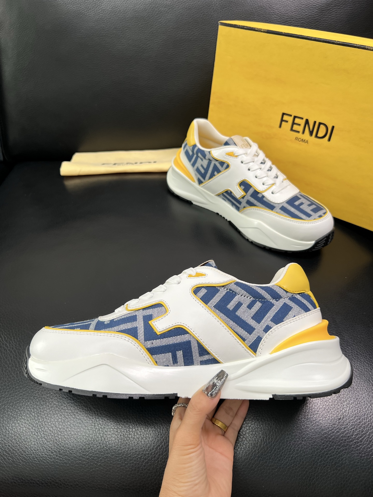 FENDI 顶级代购 芬迪 专柜同步原厂配置，意大利进口原版面料，透气舒适牛皮内里垫，鞋底：原厂特供原版