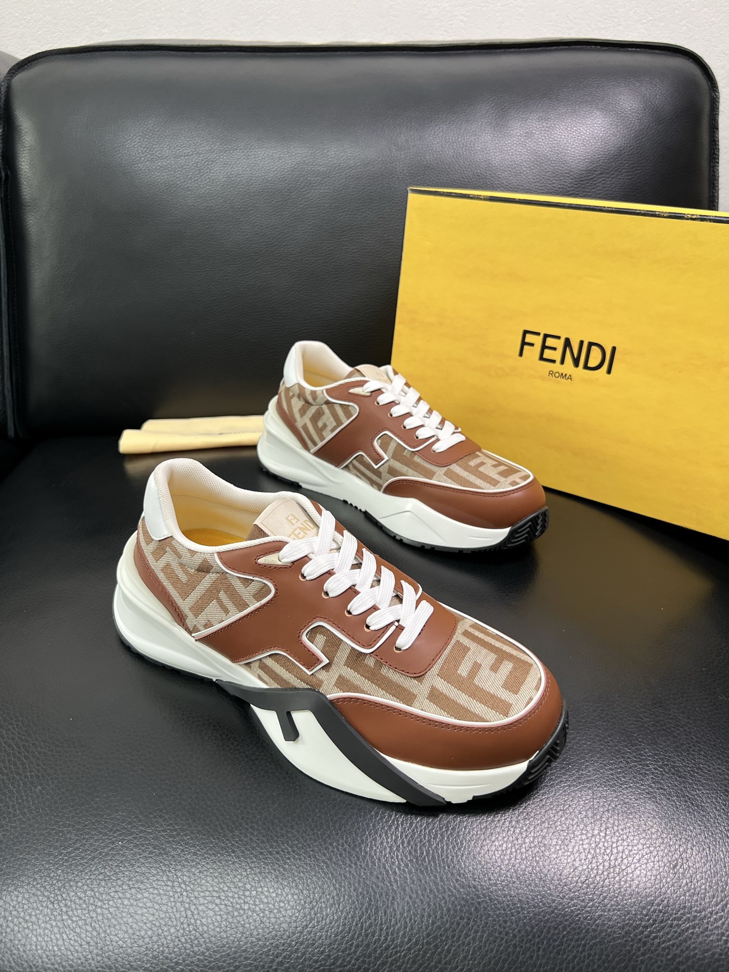 FENDI 顶级代购 芬迪 专柜同步原厂配置，意大利进口原版面料，透气舒适牛皮内里垫，鞋底：原厂特供原版