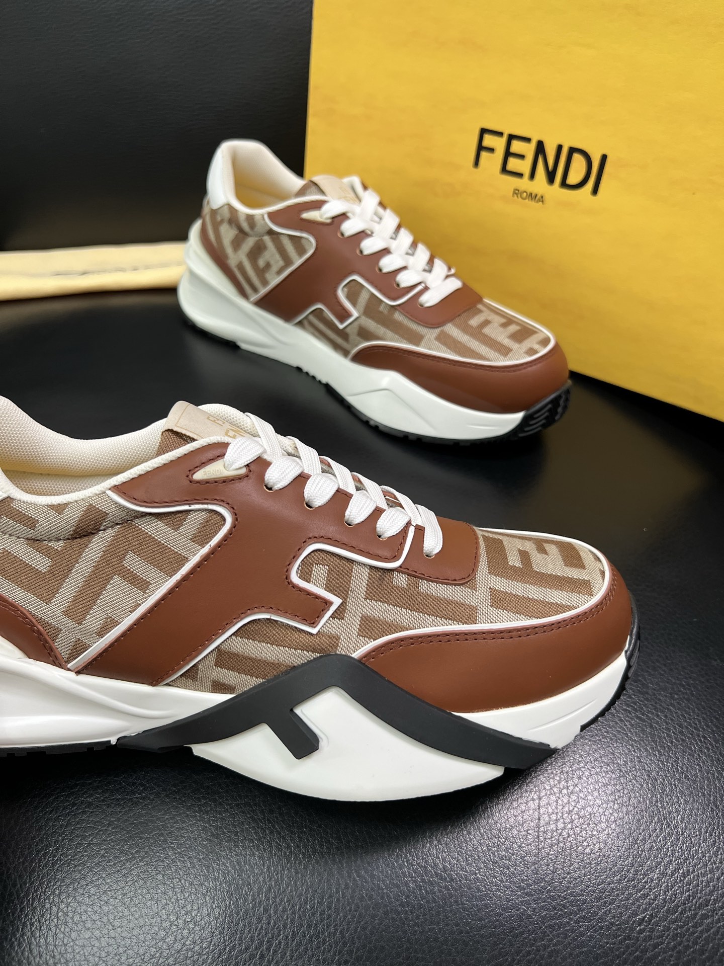 FENDI 顶级代购 芬迪 专柜同步原厂配置，意大利进口原版面料，透气舒适牛皮内里垫，鞋底：原厂特供原版