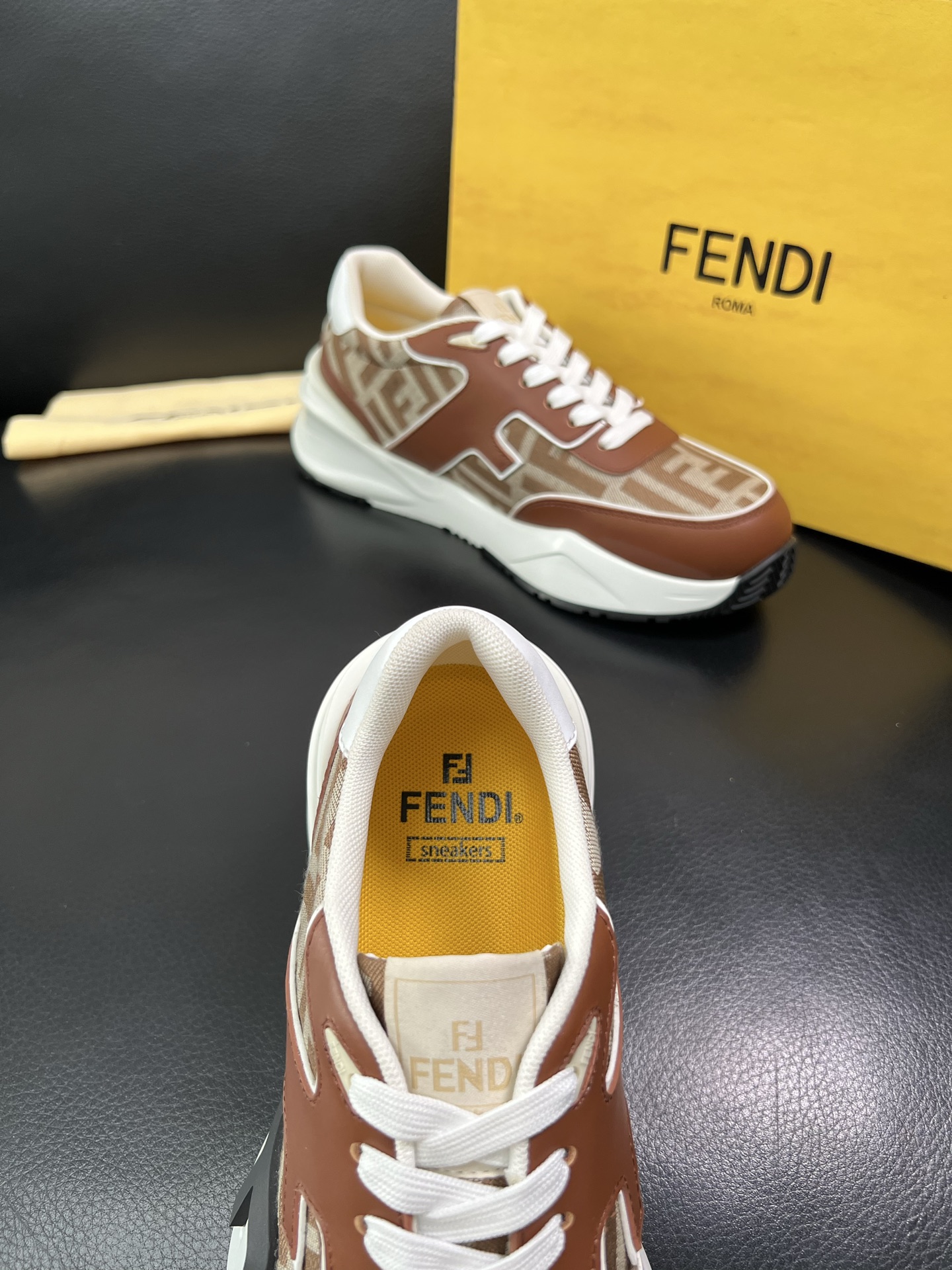 FENDI 顶级代购 芬迪 专柜同步原厂配置，意大利进口原版面料，透气舒适牛皮内里垫，鞋底：原厂特供原版