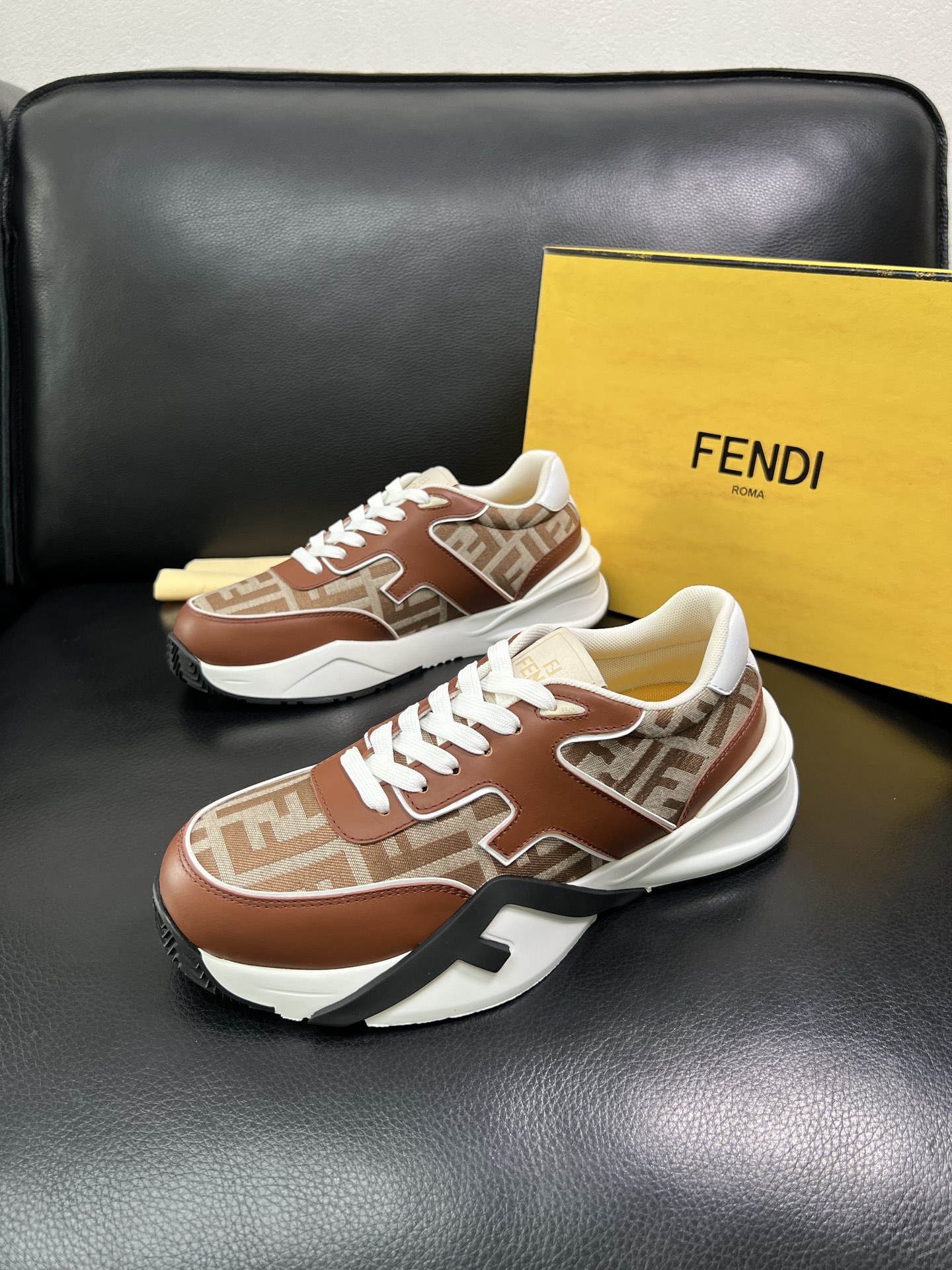 FENDI 顶级代购 芬迪 专柜同步原厂配置，意大利进口原版面料，透气舒适牛皮内里垫，鞋底：原厂特供原版