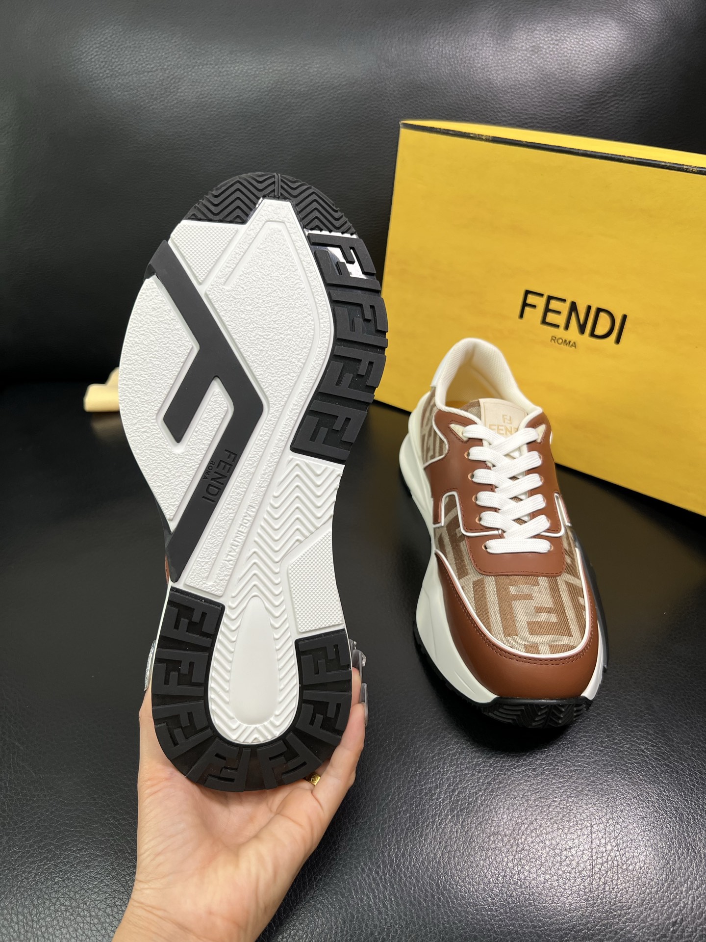 FENDI 顶级代购 芬迪 专柜同步原厂配置，意大利进口原版面料，透气舒适牛皮内里垫，鞋底：原厂特供原版