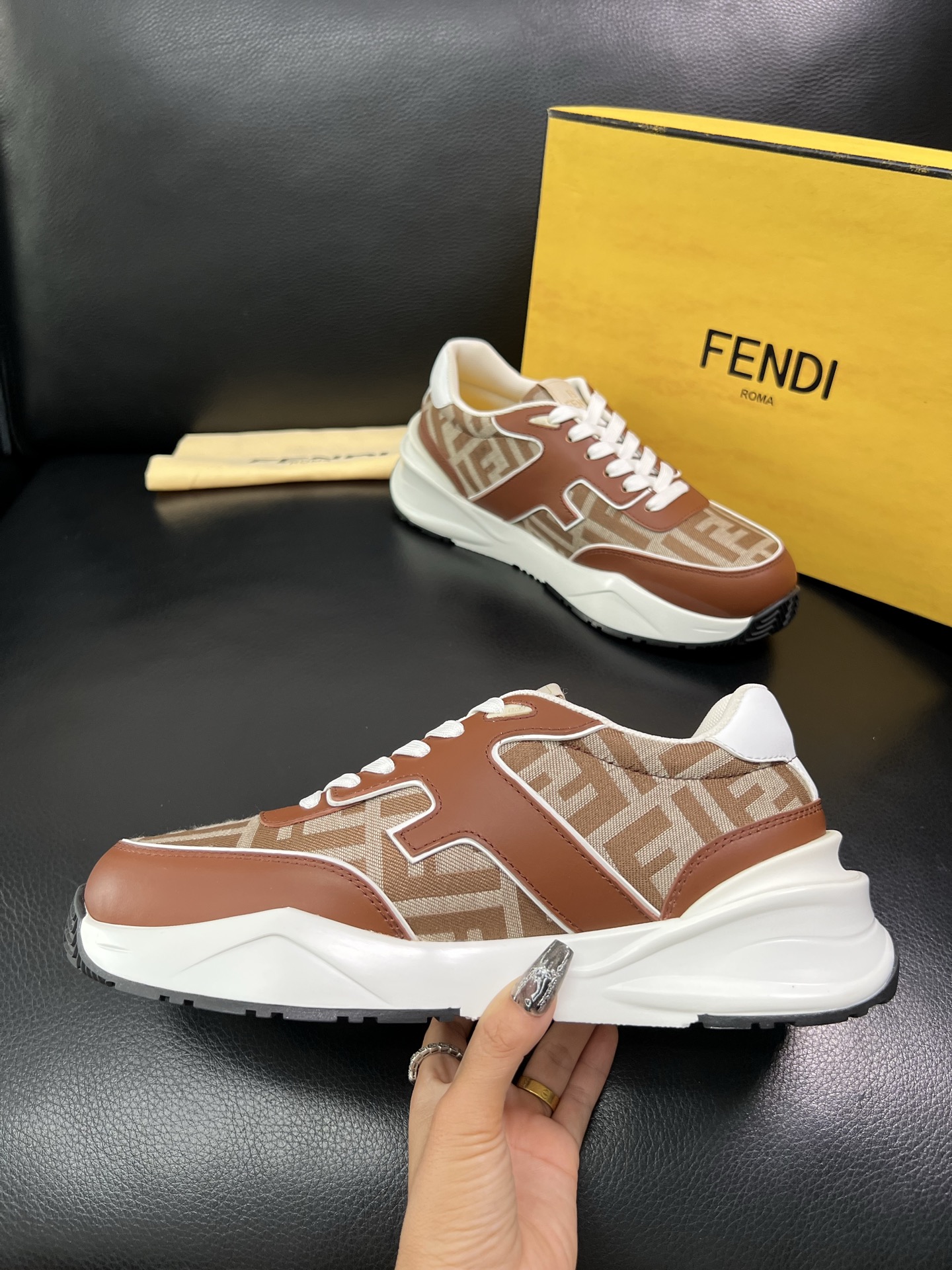 FENDI 顶级代购 芬迪 专柜同步原厂配置，意大利进口原版面料，透气舒适牛皮内里垫，鞋底：原厂特供原版