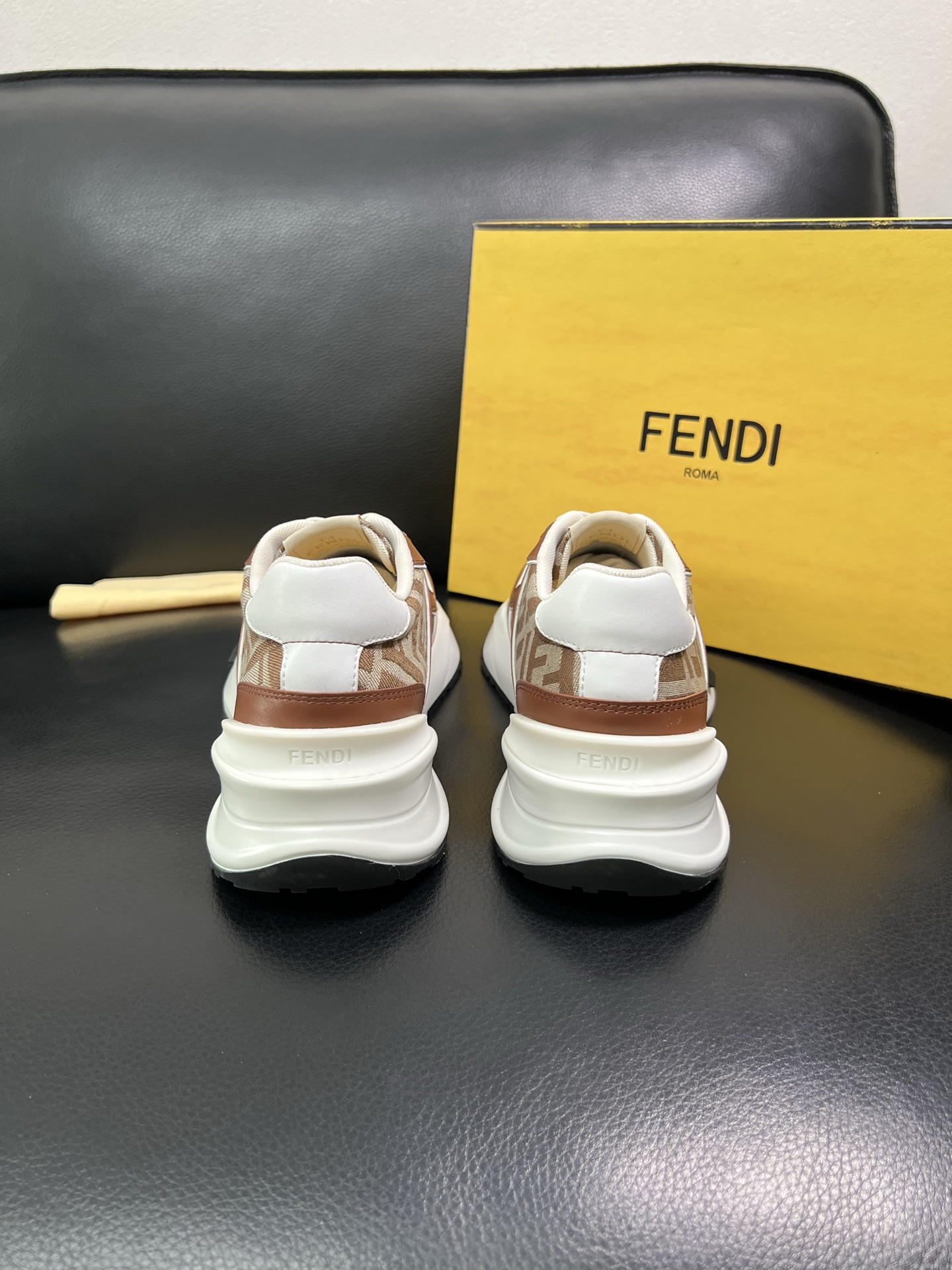 FENDI 顶级代购 芬迪 专柜同步原厂配置，意大利进口原版面料，透气舒适牛皮内里垫，鞋底：原厂特供原版