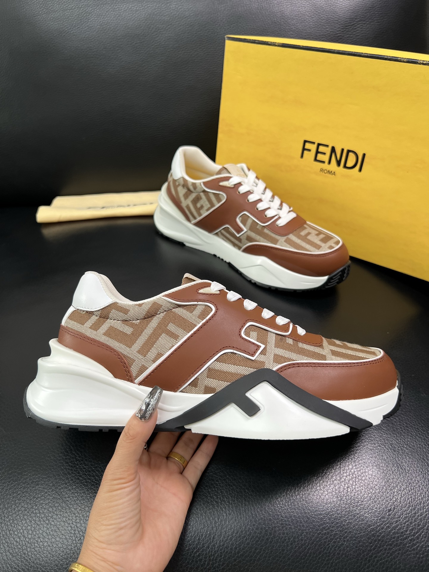 FENDI 顶级代购 芬迪 专柜同步原厂配置，意大利进口原版面料，透气舒适牛皮内里垫，鞋底：原厂特供原版