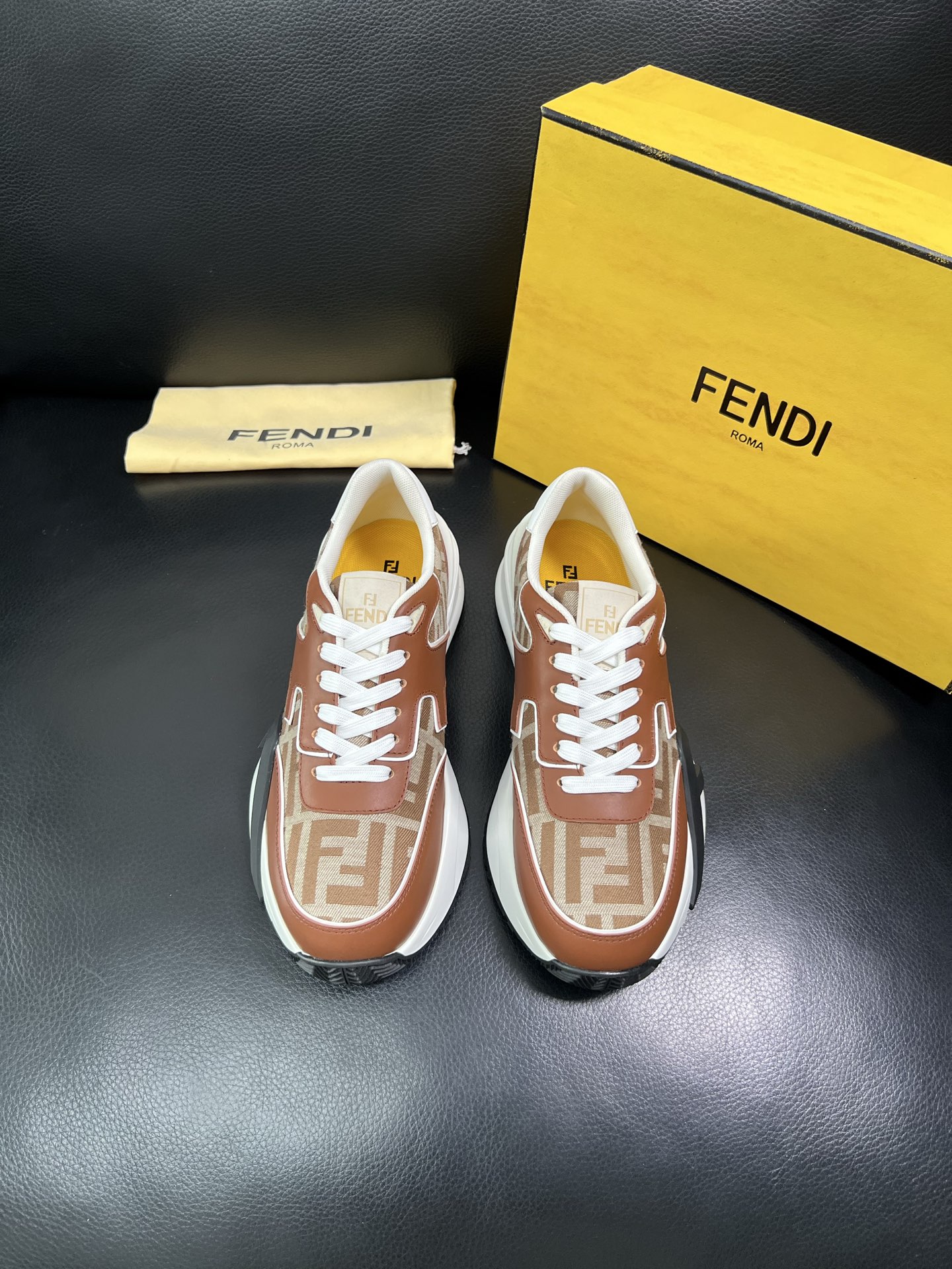 FENDI 顶级代购 芬迪 专柜同步原厂配置，意大利进口原版面料，透气舒适牛皮内里垫，鞋底：原厂特供原版