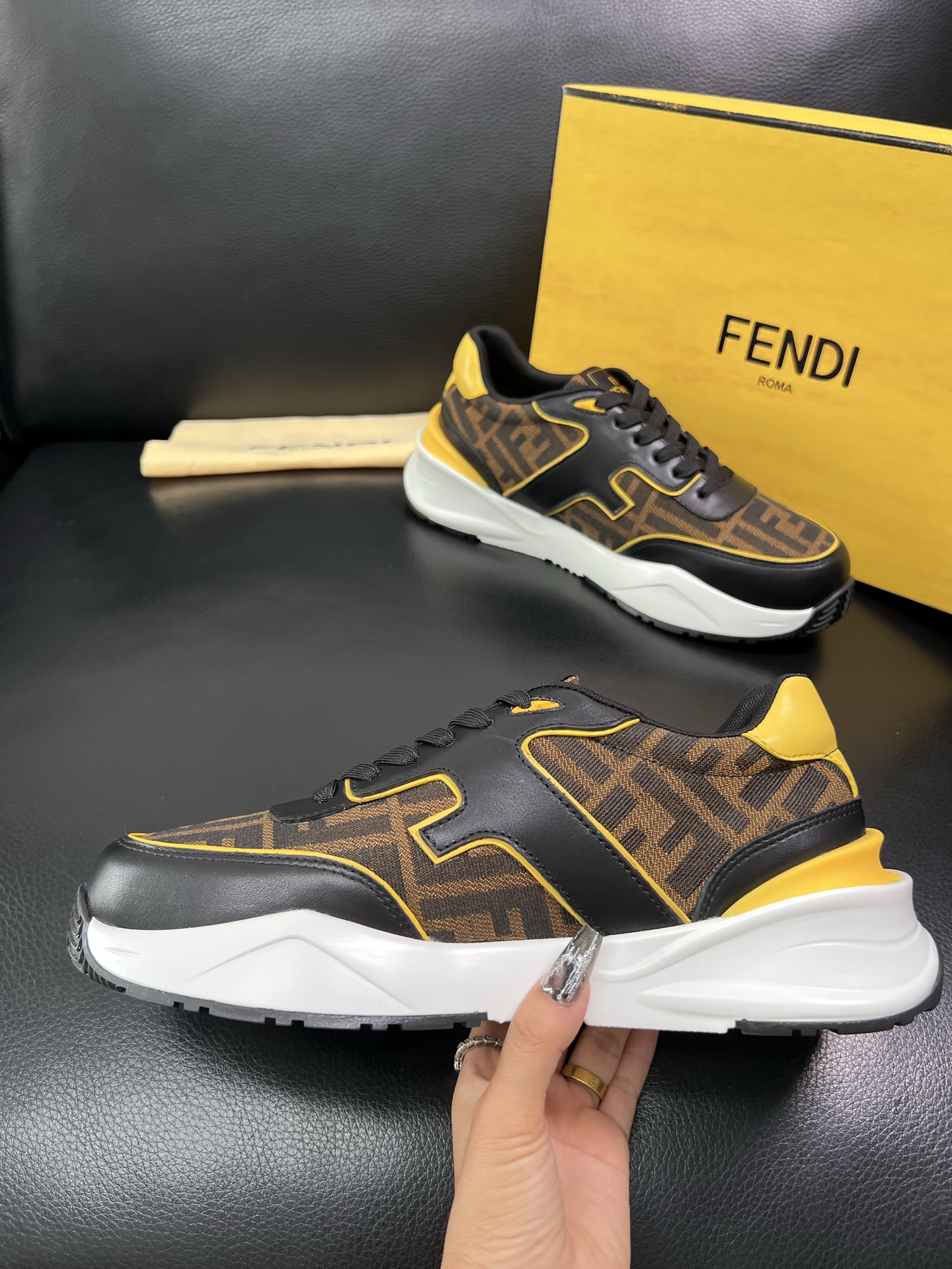 FENDI 顶级代购 芬迪 专柜同步原厂配置，意大利进口原版面料，透气舒适牛皮内里垫，鞋底：原厂特供原版