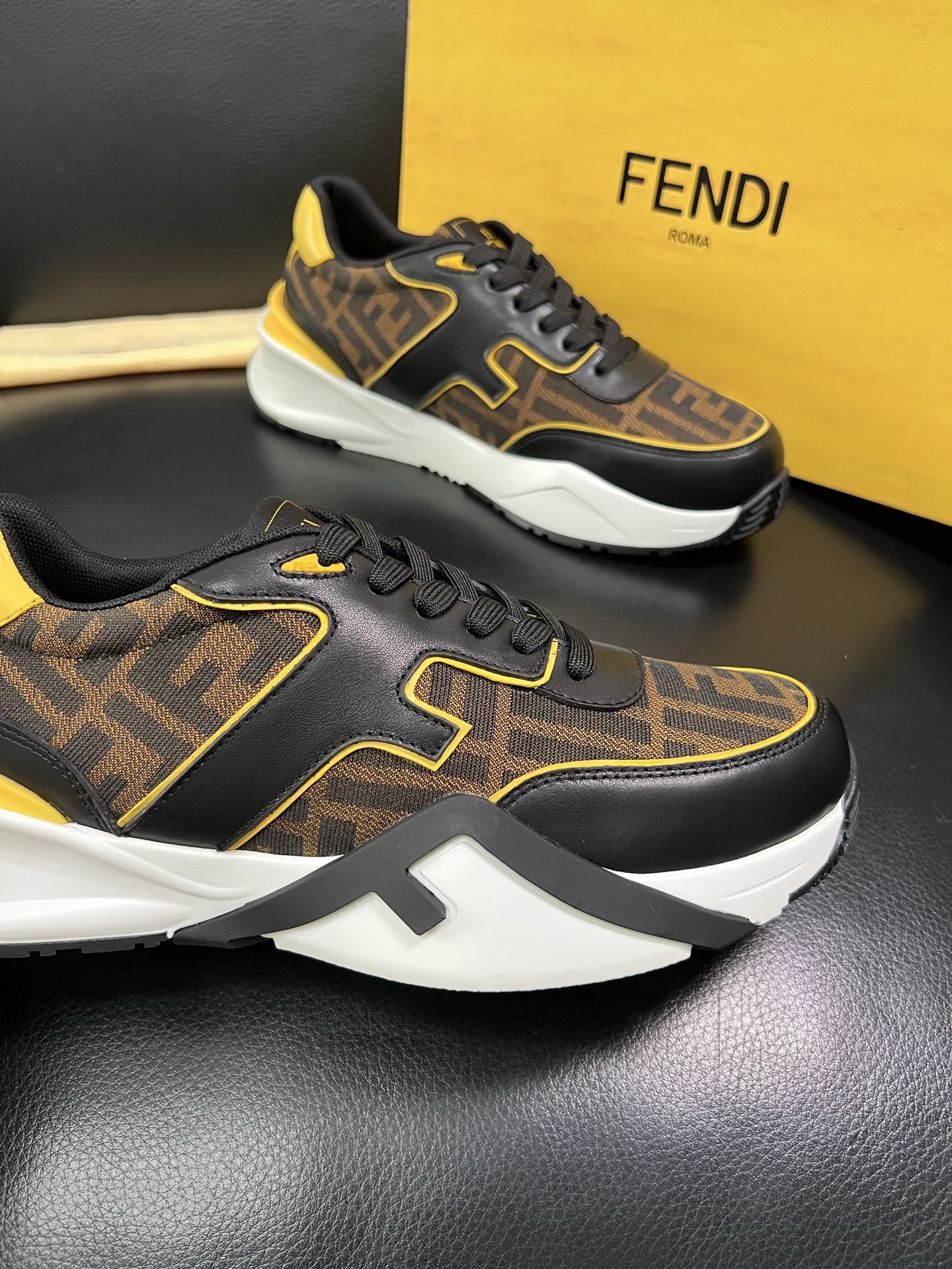 FENDI 顶级代购 芬迪 专柜同步原厂配置，意大利进口原版面料，透气舒适牛皮内里垫，鞋底：原厂特供原版