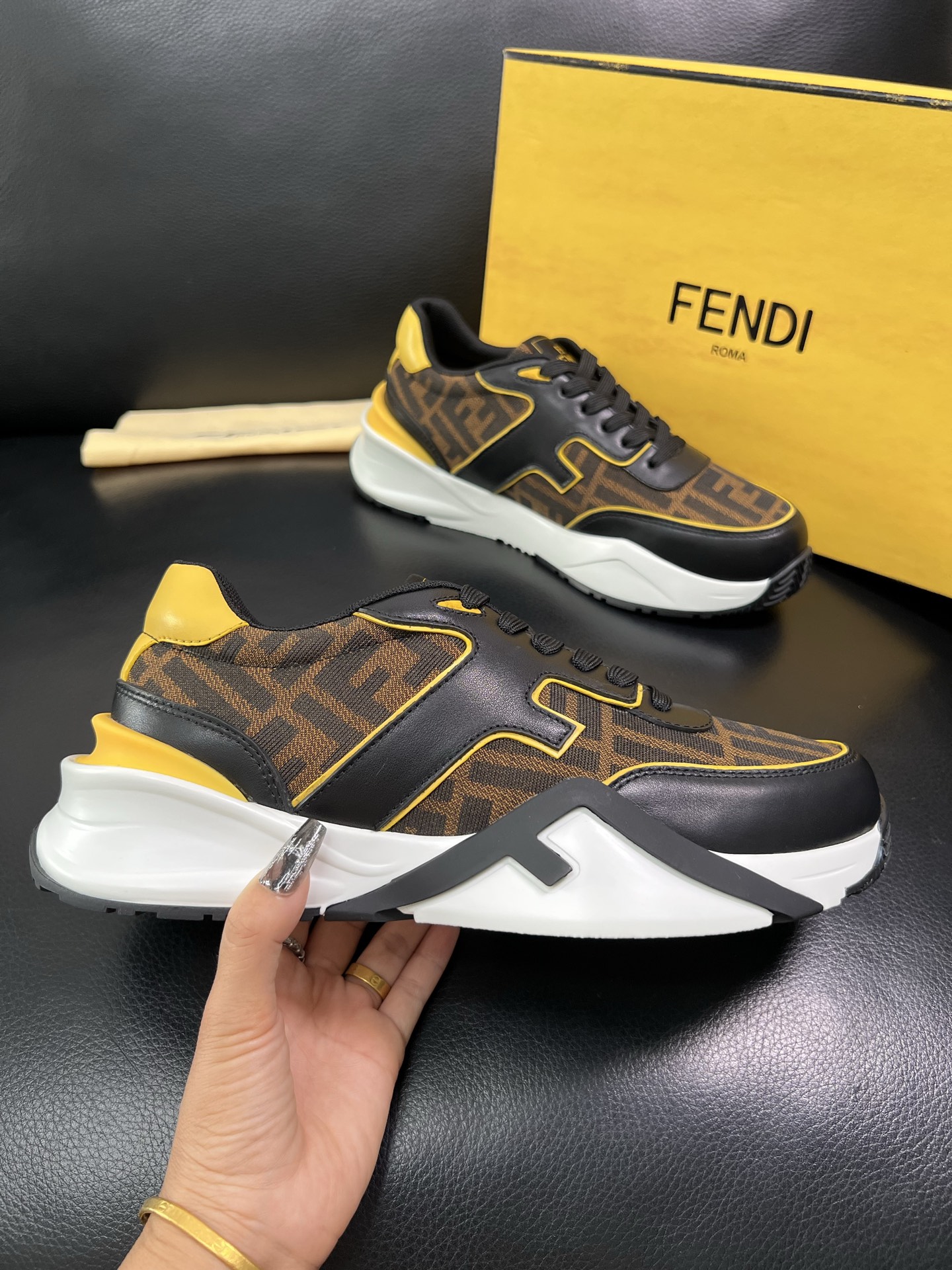 FENDI 顶级代购 芬迪 专柜同步原厂配置，意大利进口原版面料，透气舒适牛皮内里垫，鞋底：原厂特供原版