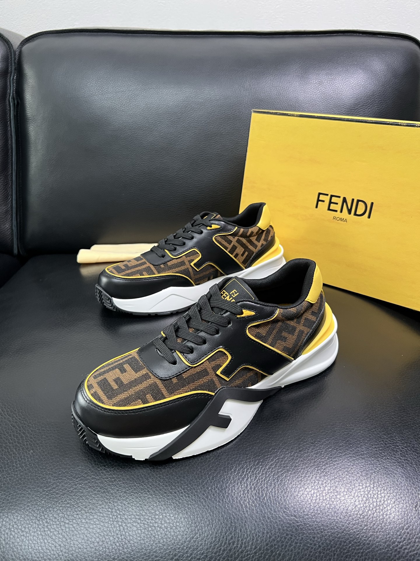 FENDI 顶级代购 芬迪 专柜同步原厂配置，意大利进口原版面料，透气舒适牛皮内里垫，鞋底：原厂特供原版