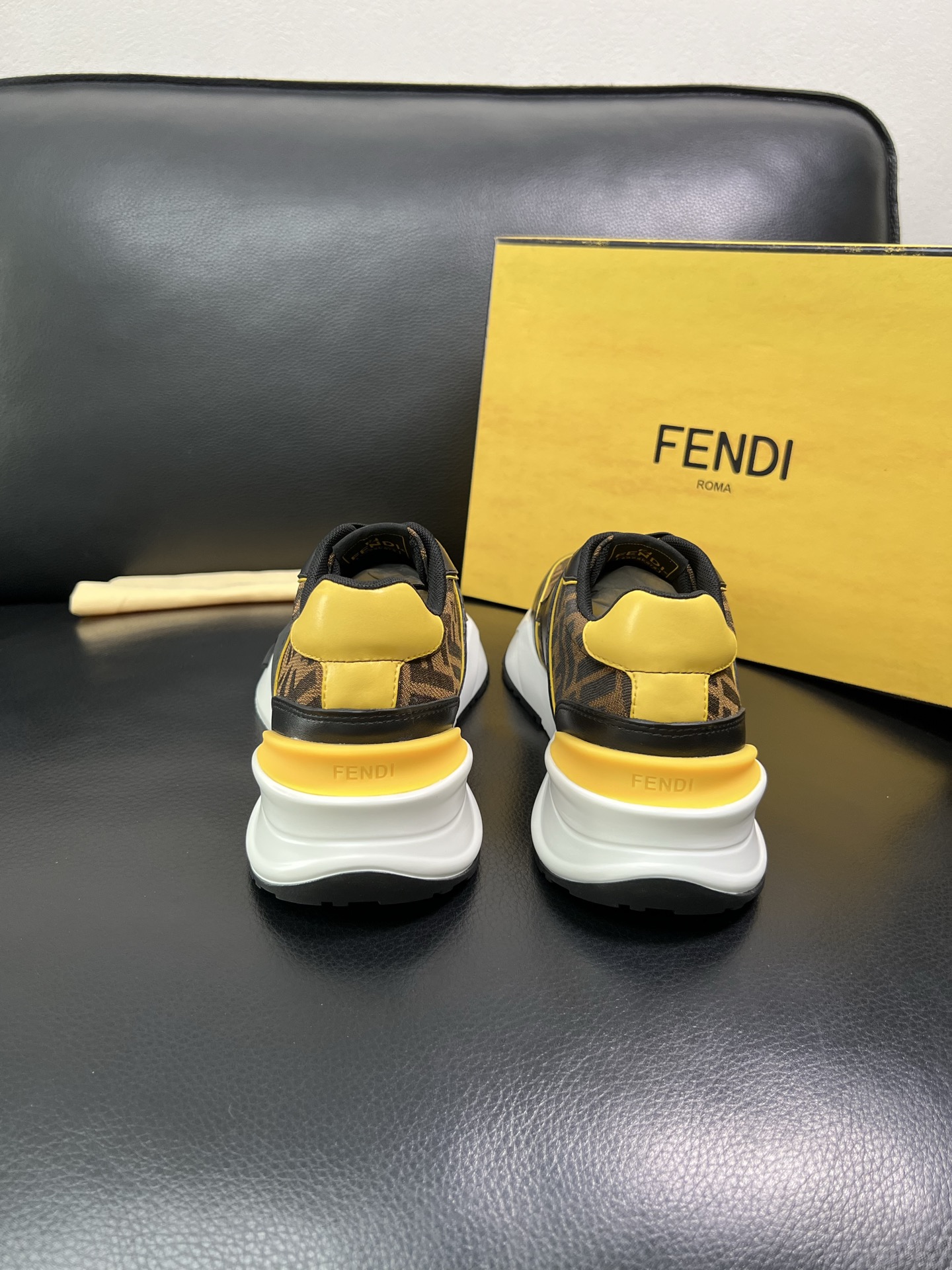 FENDI 顶级代购 芬迪 专柜同步原厂配置，意大利进口原版面料，透气舒适牛皮内里垫，鞋底：原厂特供原版