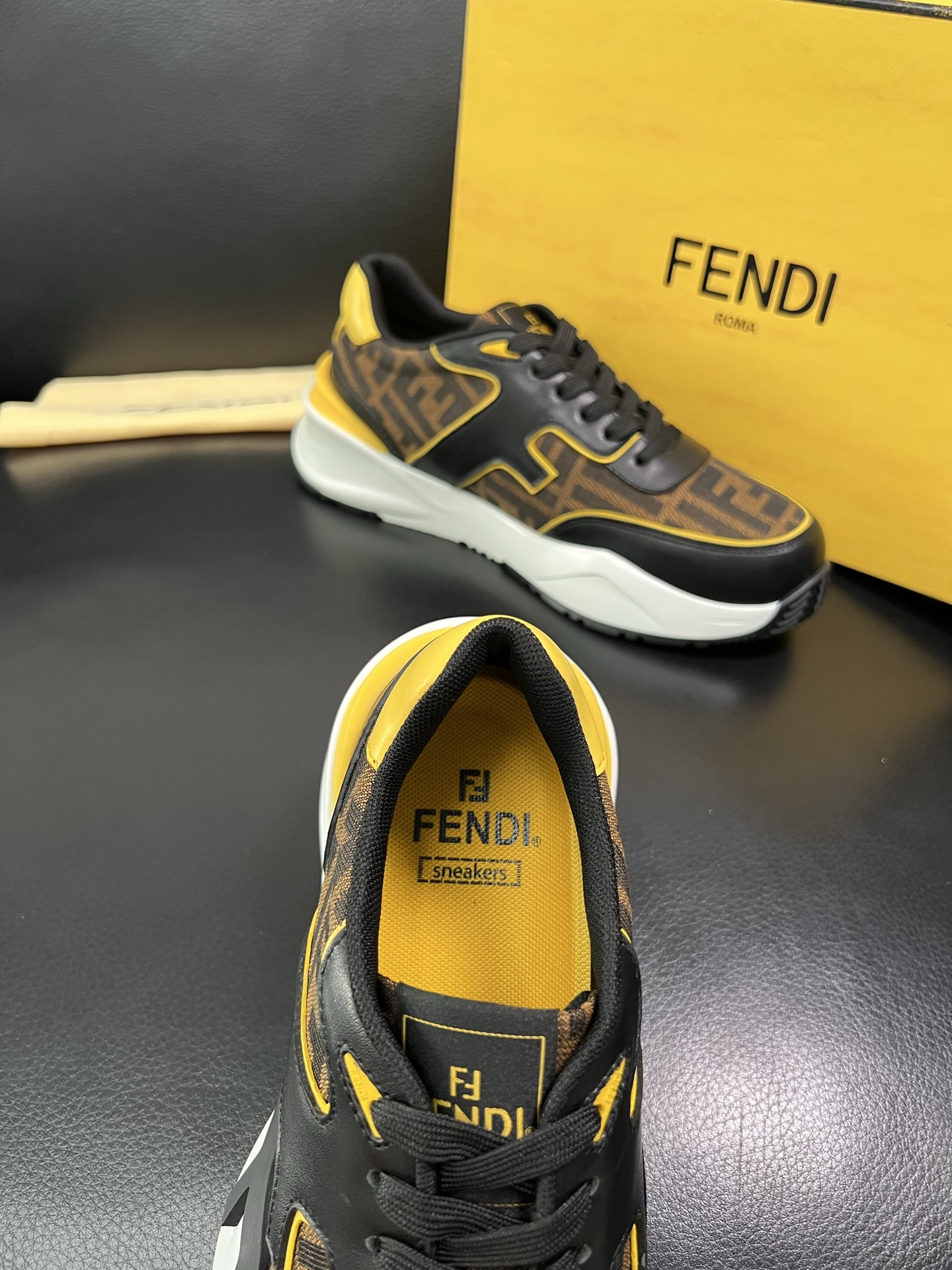 FENDI 顶级代购 芬迪 专柜同步原厂配置，意大利进口原版面料，透气舒适牛皮内里垫，鞋底：原厂特供原版