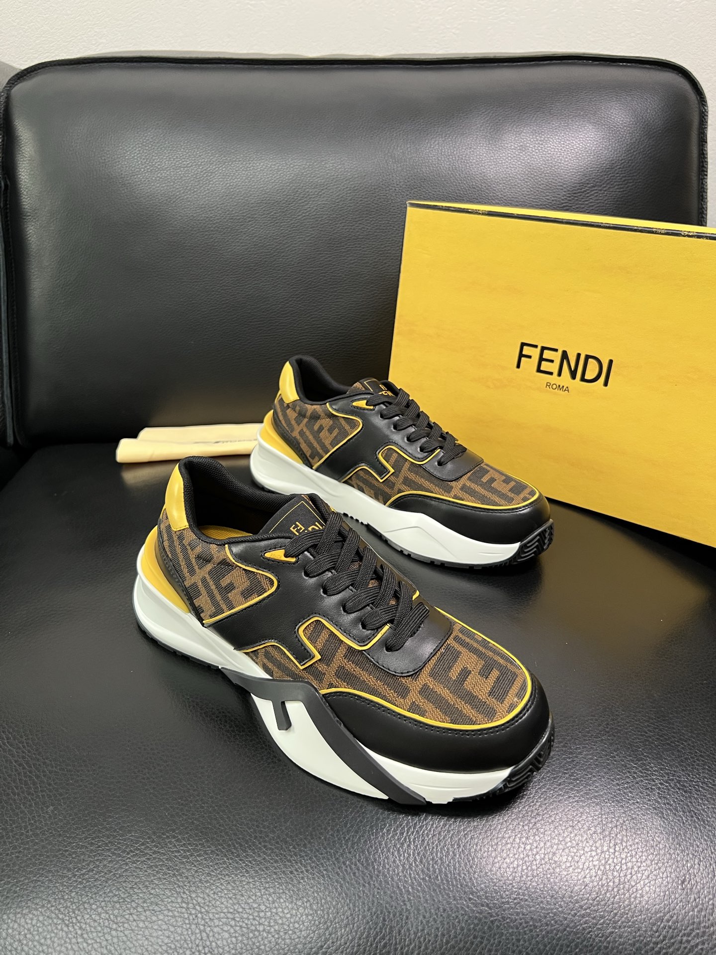 FENDI 顶级代购 芬迪 专柜同步原厂配置，意大利进口原版面料，透气舒适牛皮内里垫，鞋底：原厂特供原版