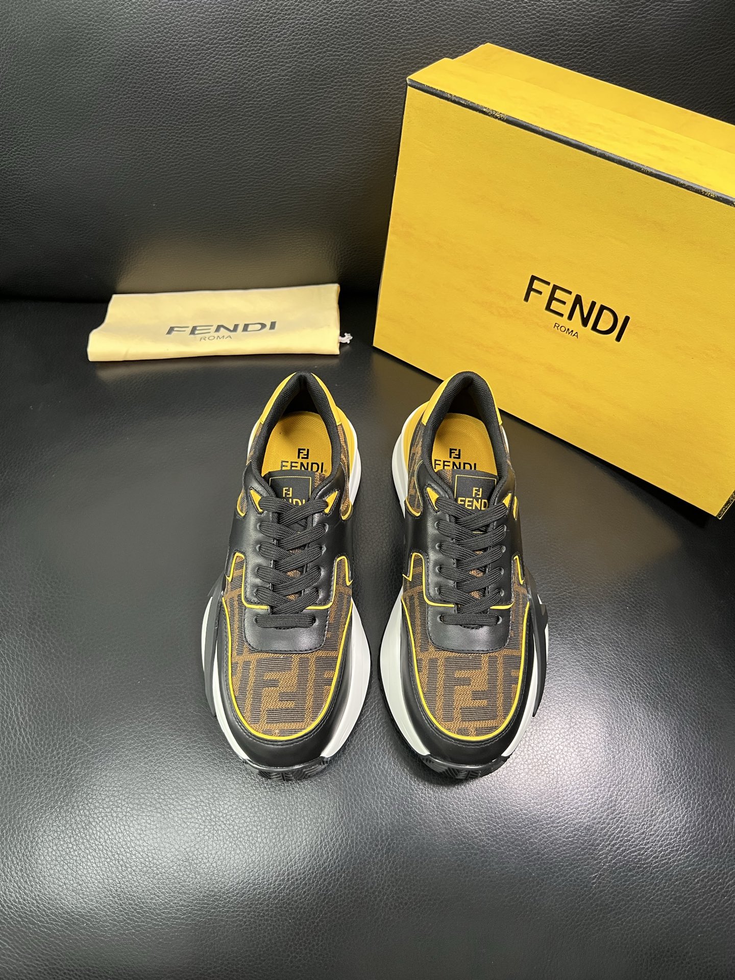 FENDI 顶级代购 芬迪 专柜同步原厂配置，意大利进口原版面料，透气舒适牛皮内里垫，鞋底：原厂特供原版