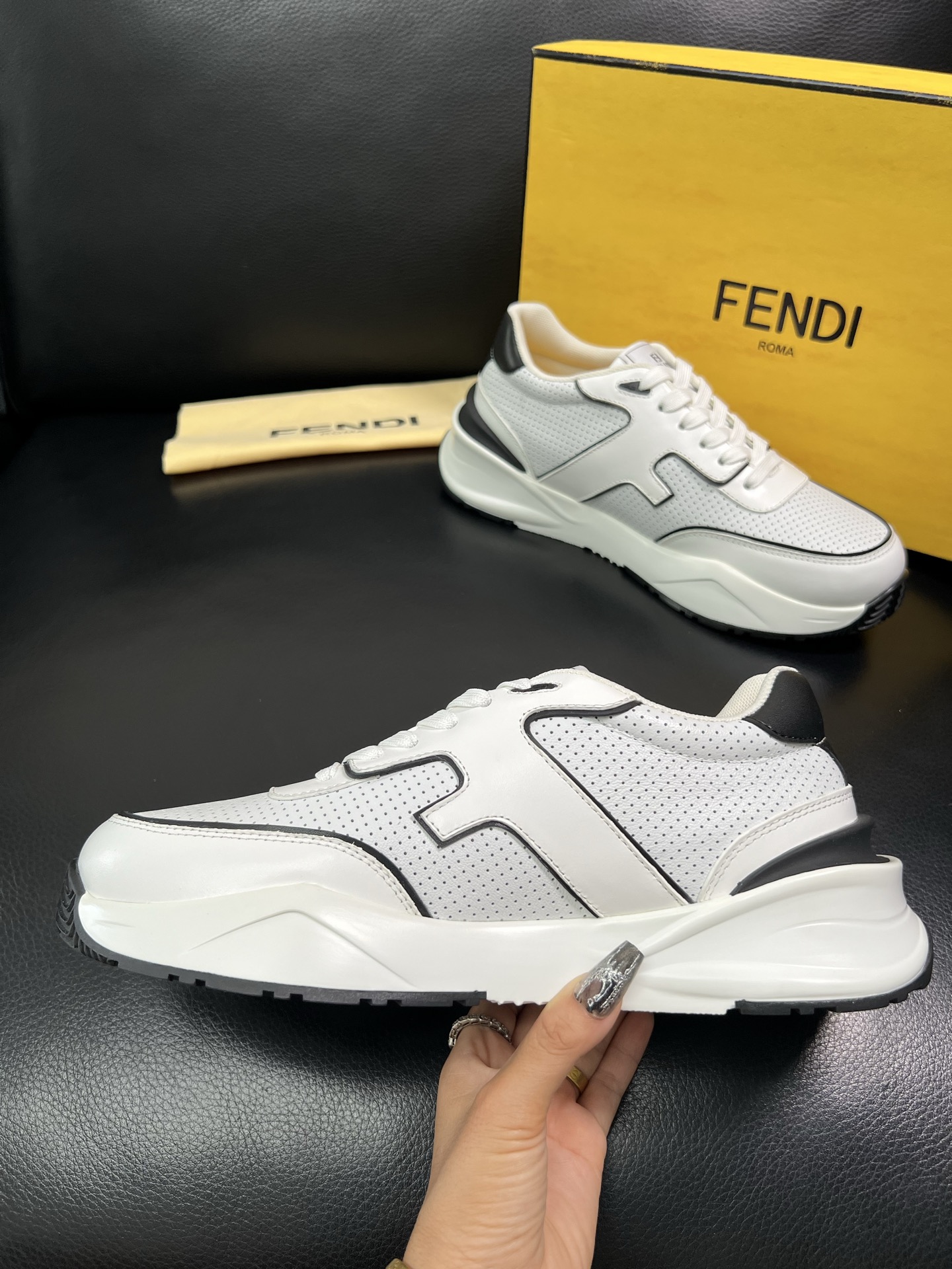 FENDI 顶级代购 芬迪 专柜同步原厂配置，意大利进口原版面料，透气舒适牛皮内里垫，鞋底：原厂特供原版