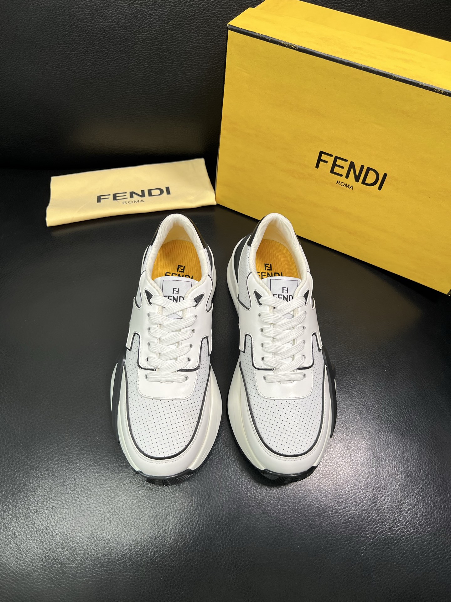 FENDI 顶级代购 芬迪 专柜同步原厂配置，意大利进口原版面料，透气舒适牛皮内里垫，鞋底：原厂特供原版