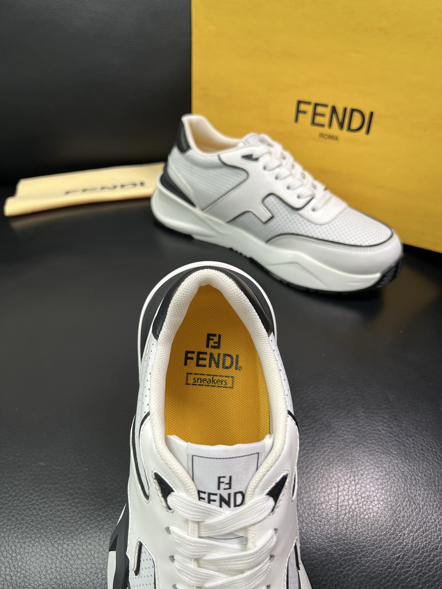 FENDI 顶级代购 芬迪 专柜同步原厂配置，意大利进口原版面料，透气舒适牛皮内里垫，鞋底：原厂特供原版