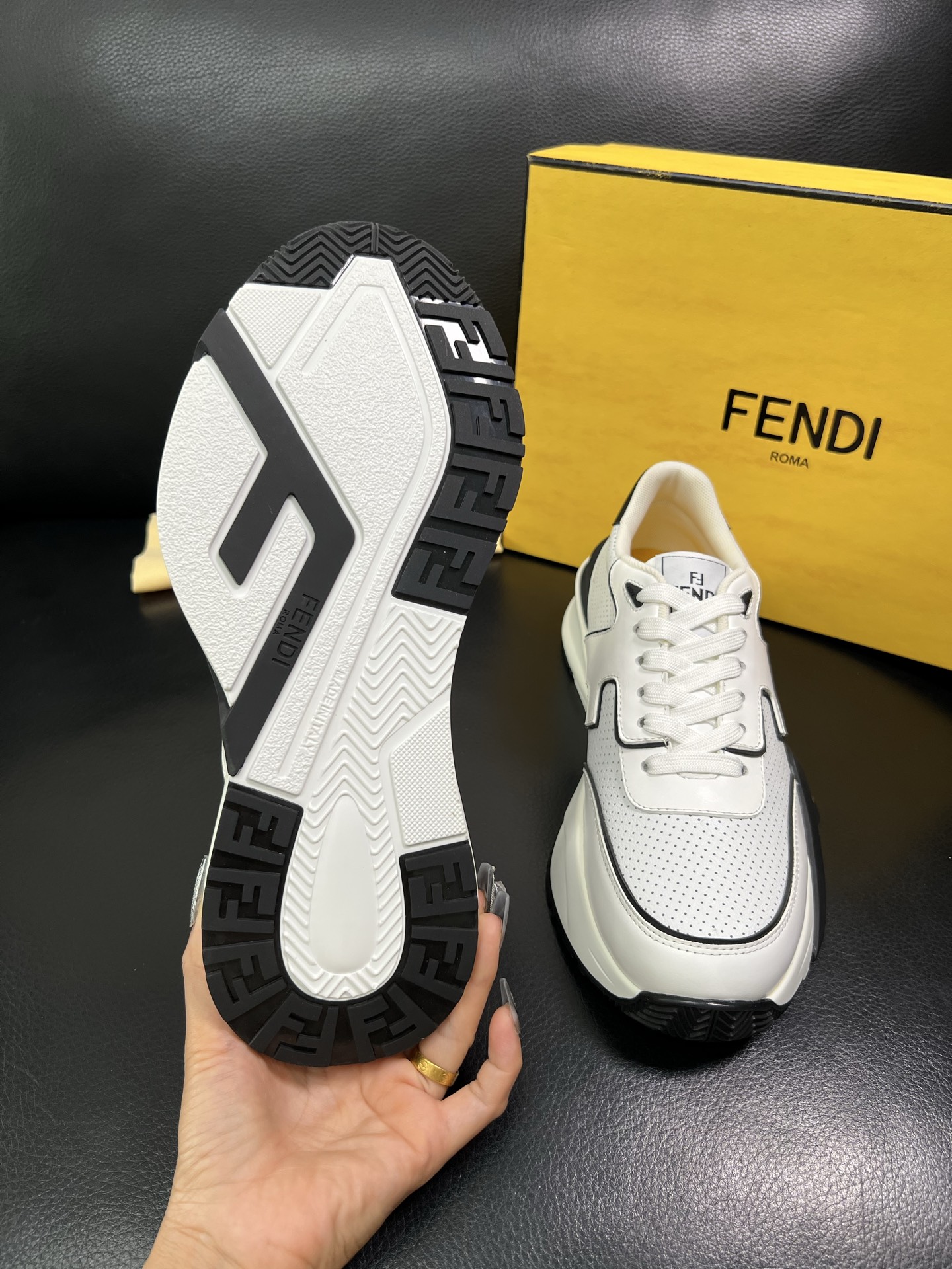 FENDI 顶级代购 芬迪 专柜同步原厂配置，意大利进口原版面料，透气舒适牛皮内里垫，鞋底：原厂特供原版
