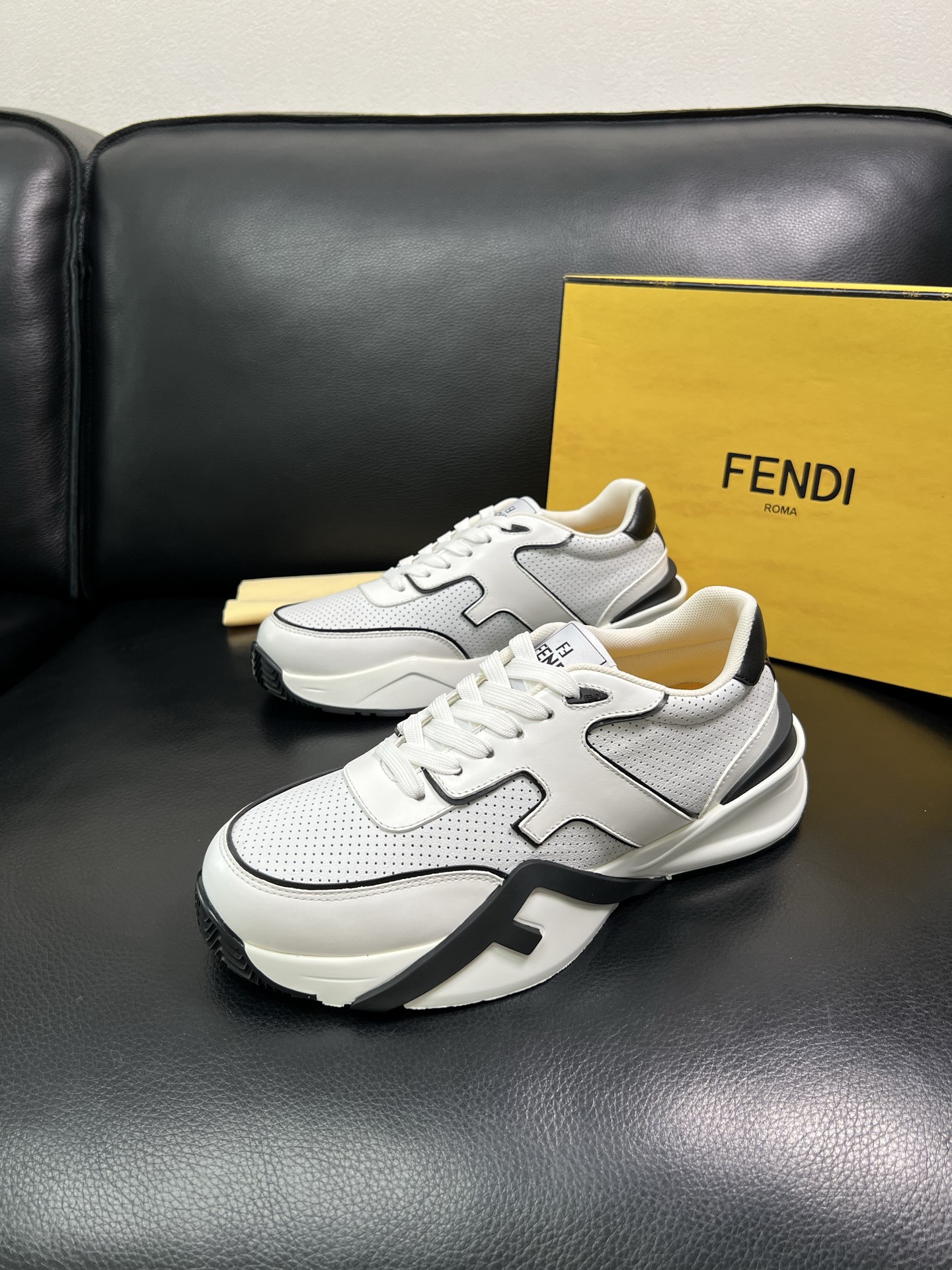 FENDI 顶级代购 芬迪 专柜同步原厂配置，意大利进口原版面料，透气舒适牛皮内里垫，鞋底：原厂特供原版