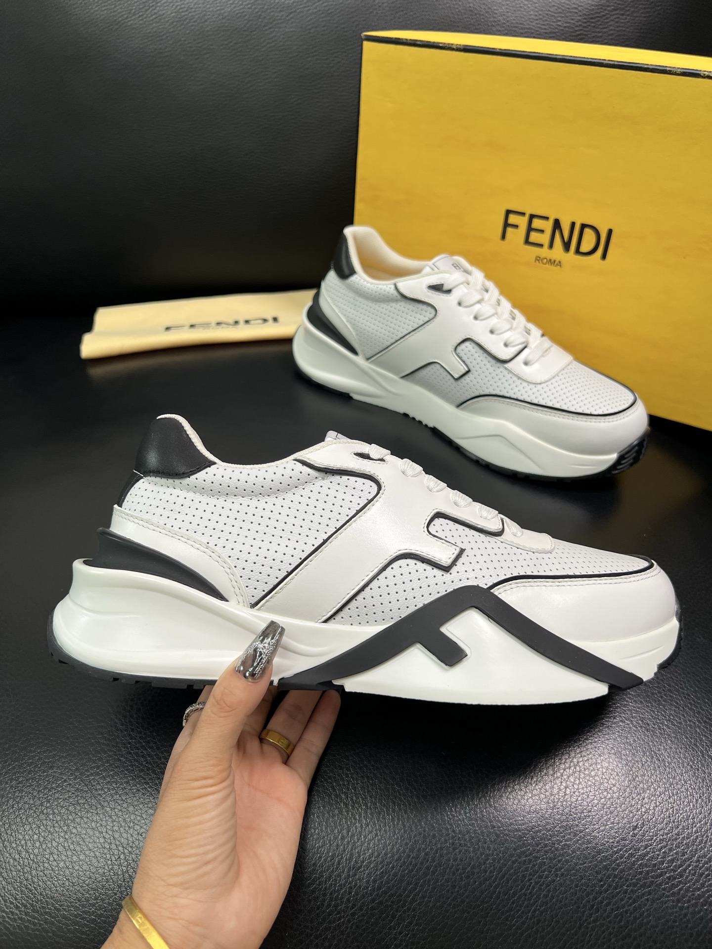FENDI 顶级代购 芬迪 专柜同步原厂配置，意大利进口原版面料，透气舒适牛皮内里垫，鞋底：原厂特供原版