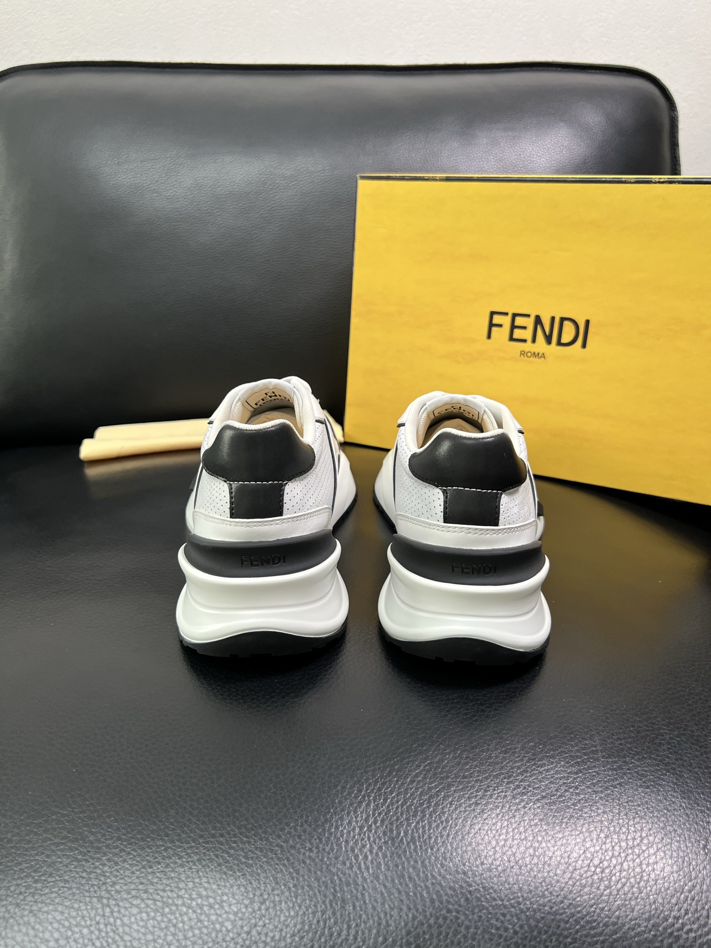 FENDI 顶级代购 芬迪 专柜同步原厂配置，意大利进口原版面料，透气舒适牛皮内里垫，鞋底：原厂特供原版
