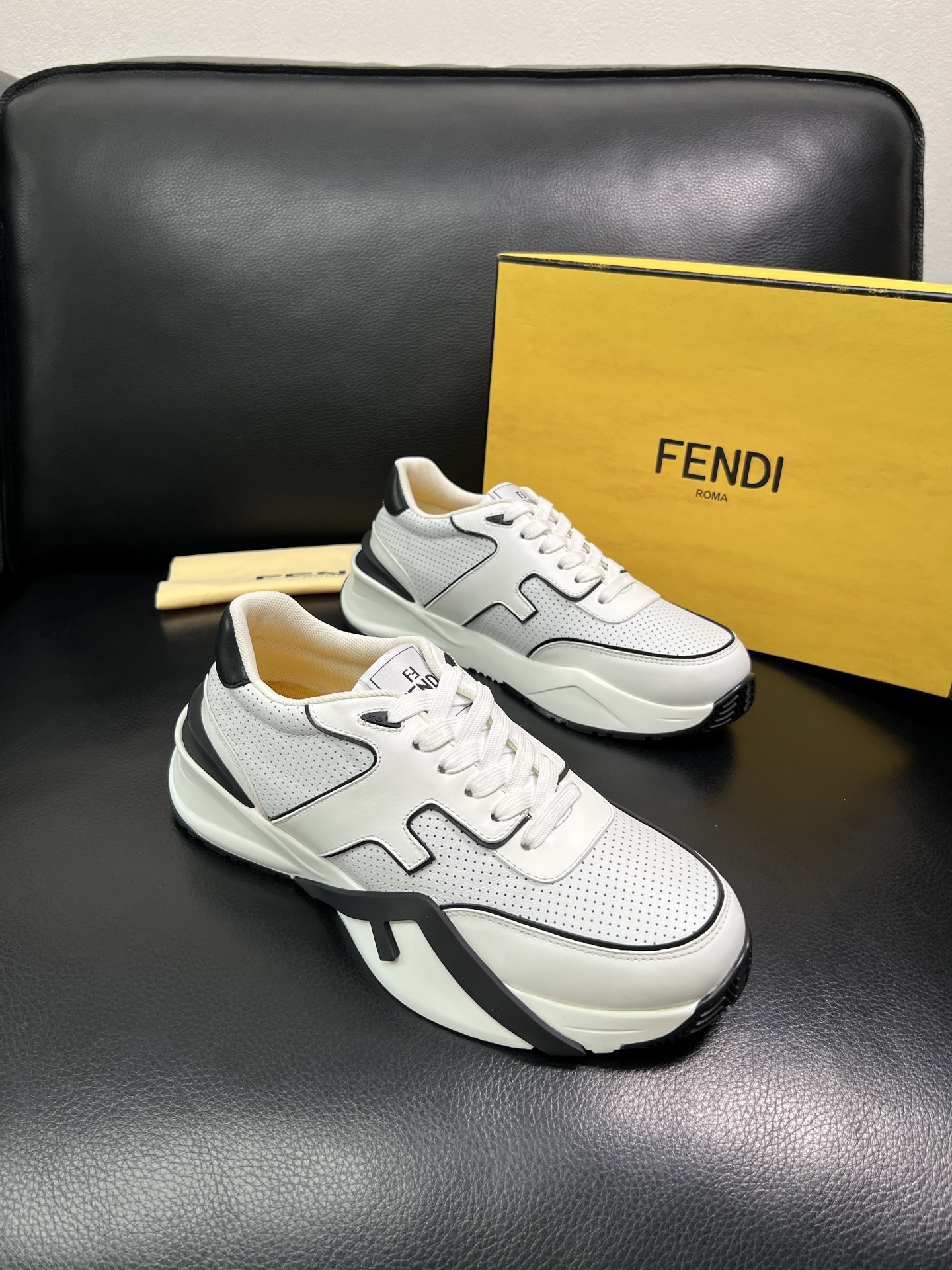 FENDI 顶级代购 芬迪 专柜同步原厂配置，意大利进口原版面料，透气舒适牛皮内里垫，鞋底：原厂特供原版