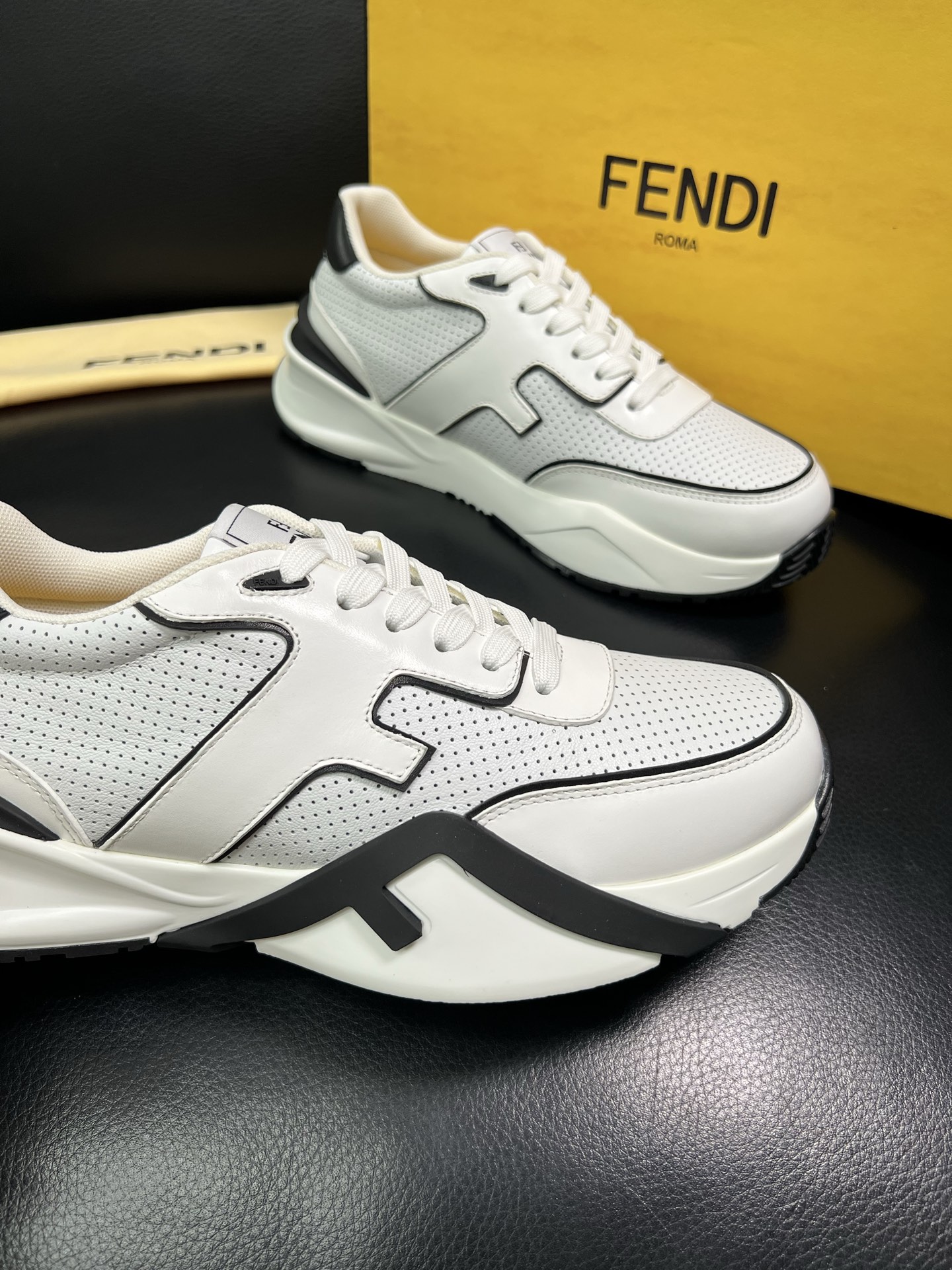 FENDI 顶级代购 芬迪 专柜同步原厂配置，意大利进口原版面料，透气舒适牛皮内里垫，鞋底：原厂特供原版