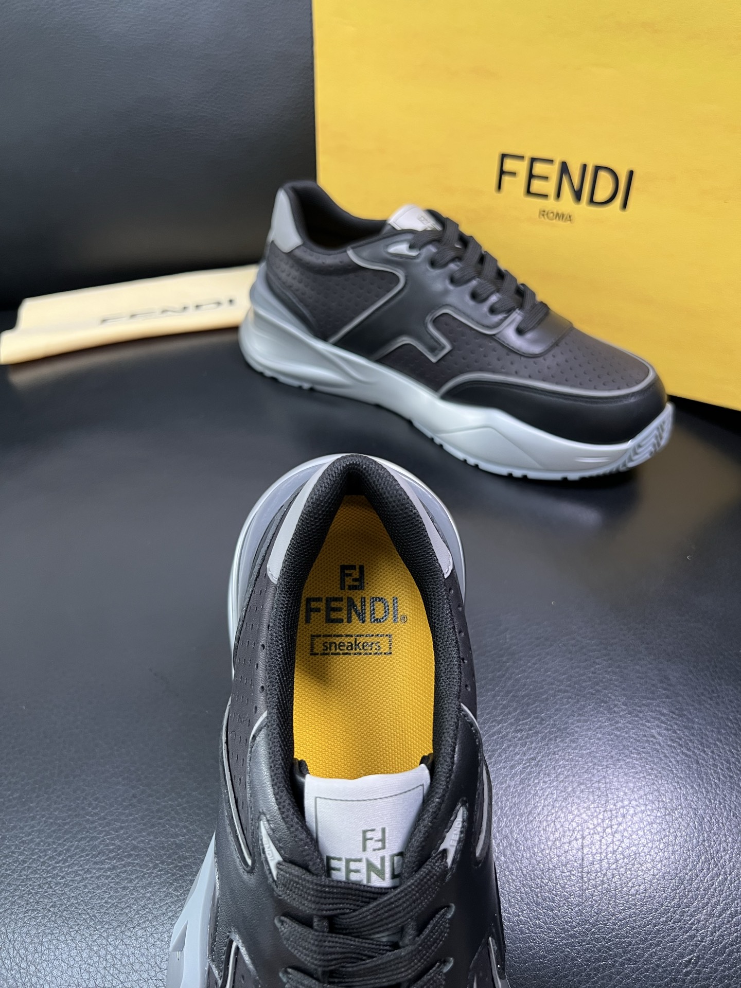 FENDI 顶级代购 芬迪 专柜同步原厂配置，意大利进口原版面料，透气舒适牛皮内里垫，鞋底：原厂特供原版