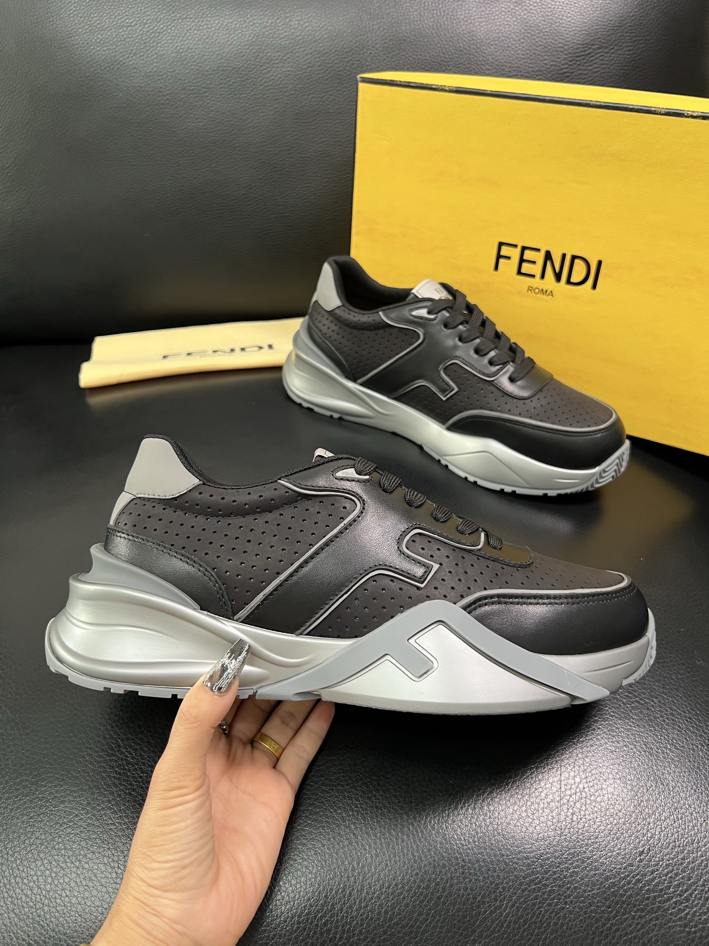 FENDI 顶级代购 芬迪 专柜同步原厂配置，意大利进口原版面料，透气舒适牛皮内里垫，鞋底：原厂特供原版