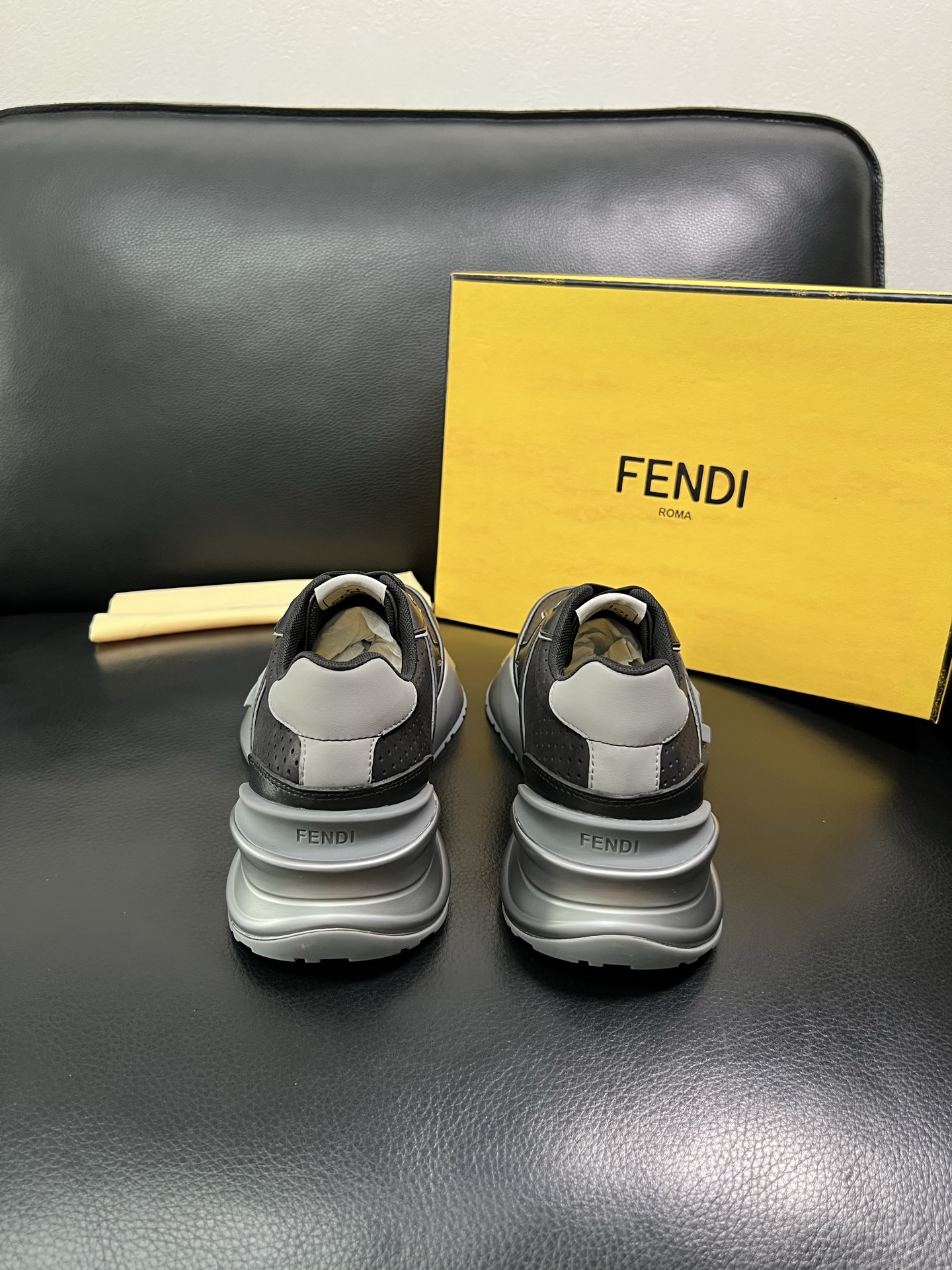 FENDI 顶级代购 芬迪 专柜同步原厂配置，意大利进口原版面料，透气舒适牛皮内里垫，鞋底：原厂特供原版