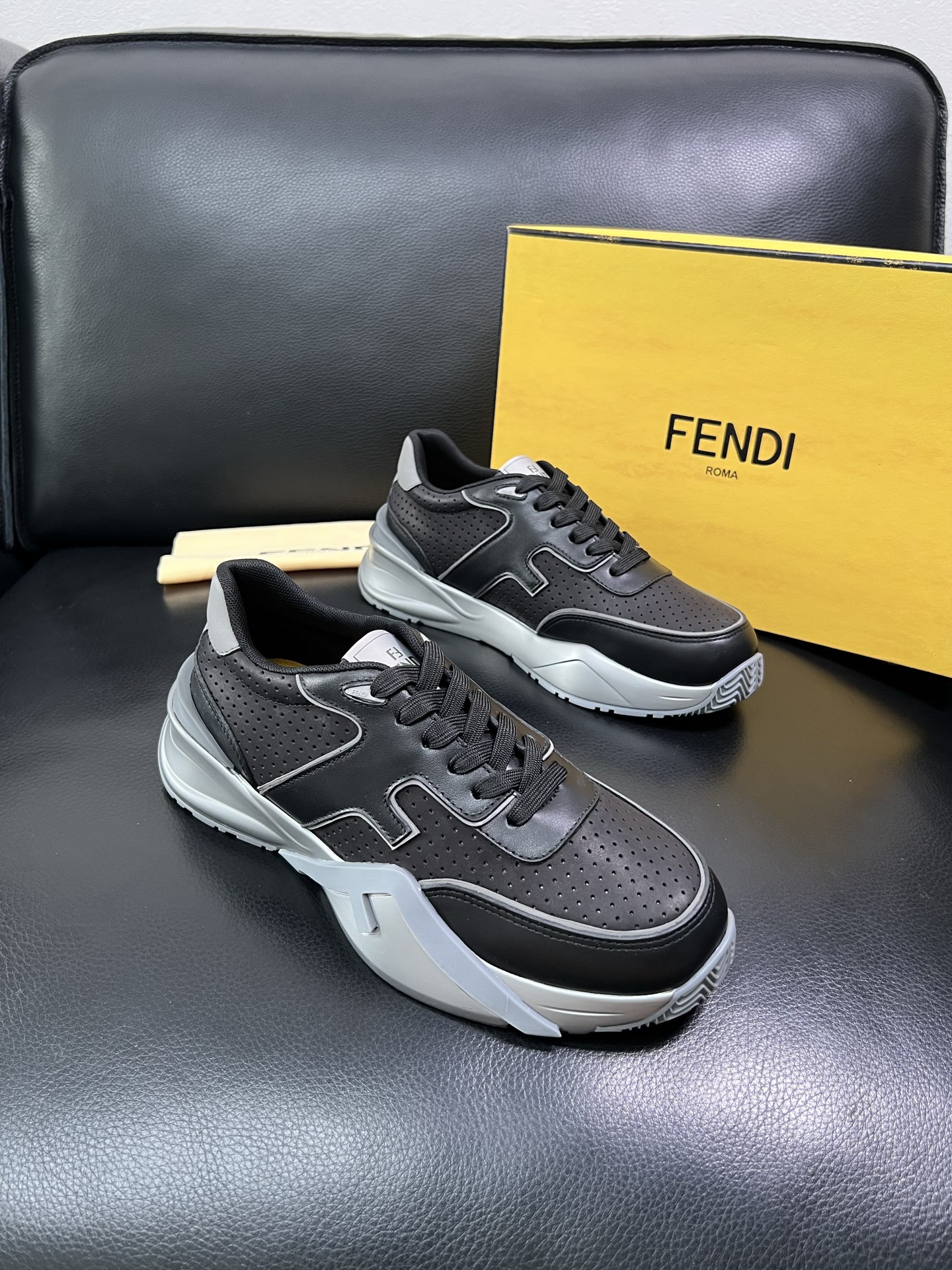 FENDI 顶级代购 芬迪 专柜同步原厂配置，意大利进口原版面料，透气舒适牛皮内里垫，鞋底：原厂特供原版