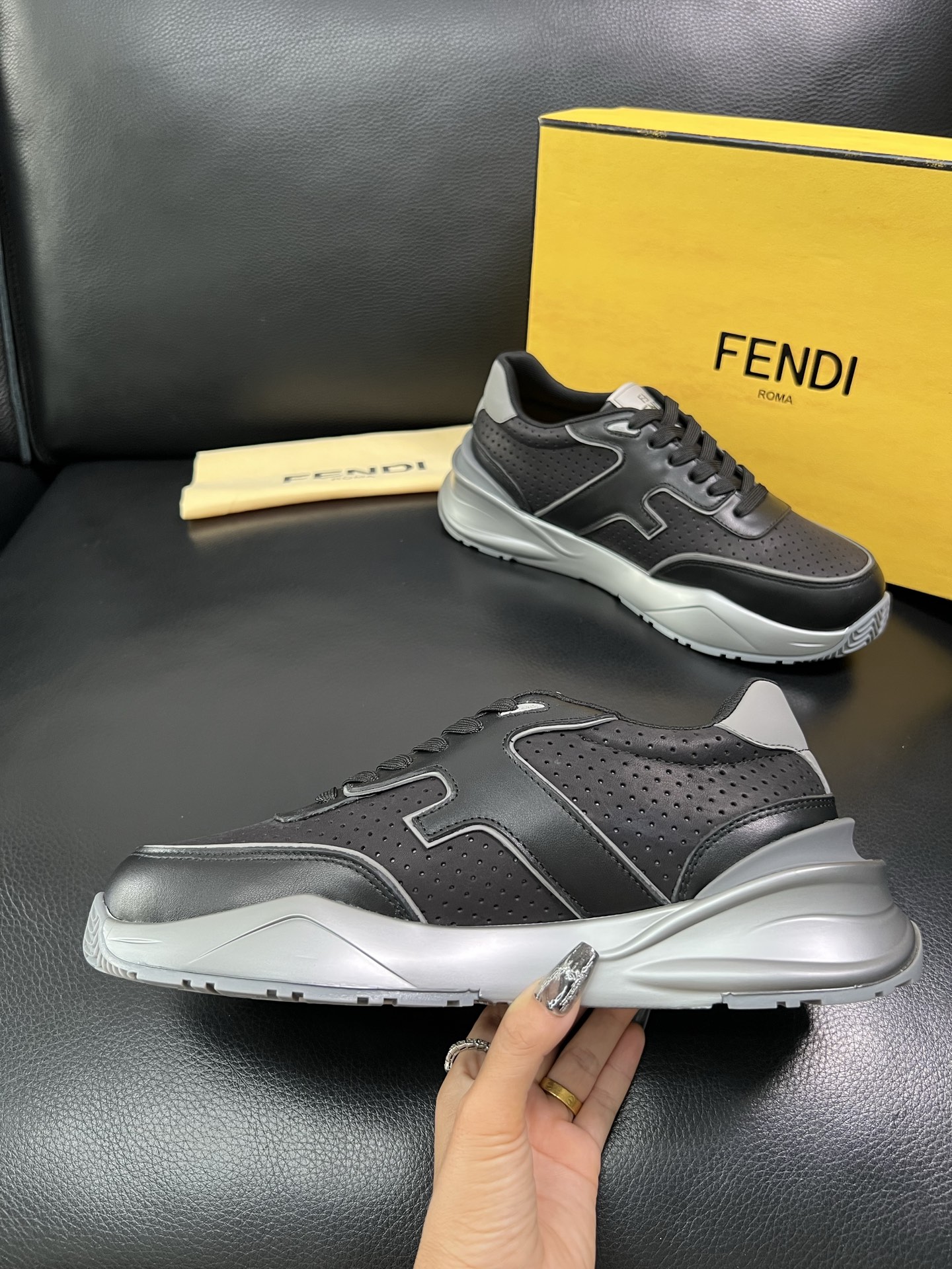 FENDI 顶级代购 芬迪 专柜同步原厂配置，意大利进口原版面料，透气舒适牛皮内里垫，鞋底：原厂特供原版