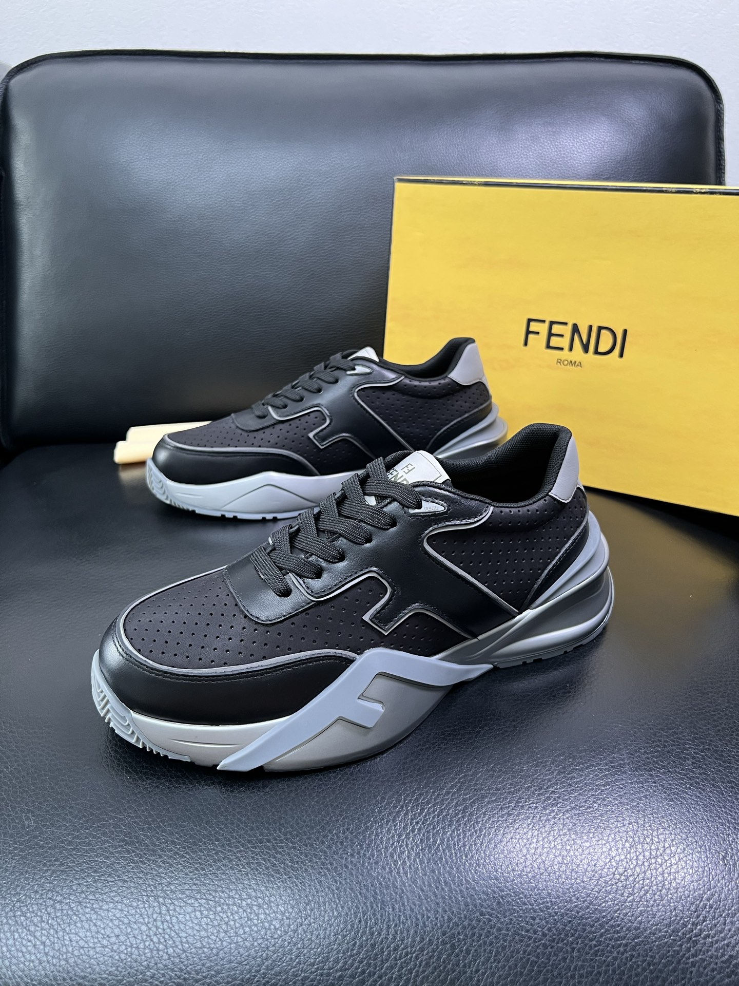 FENDI 顶级代购 芬迪 专柜同步原厂配置，意大利进口原版面料，透气舒适牛皮内里垫，鞋底：原厂特供原版